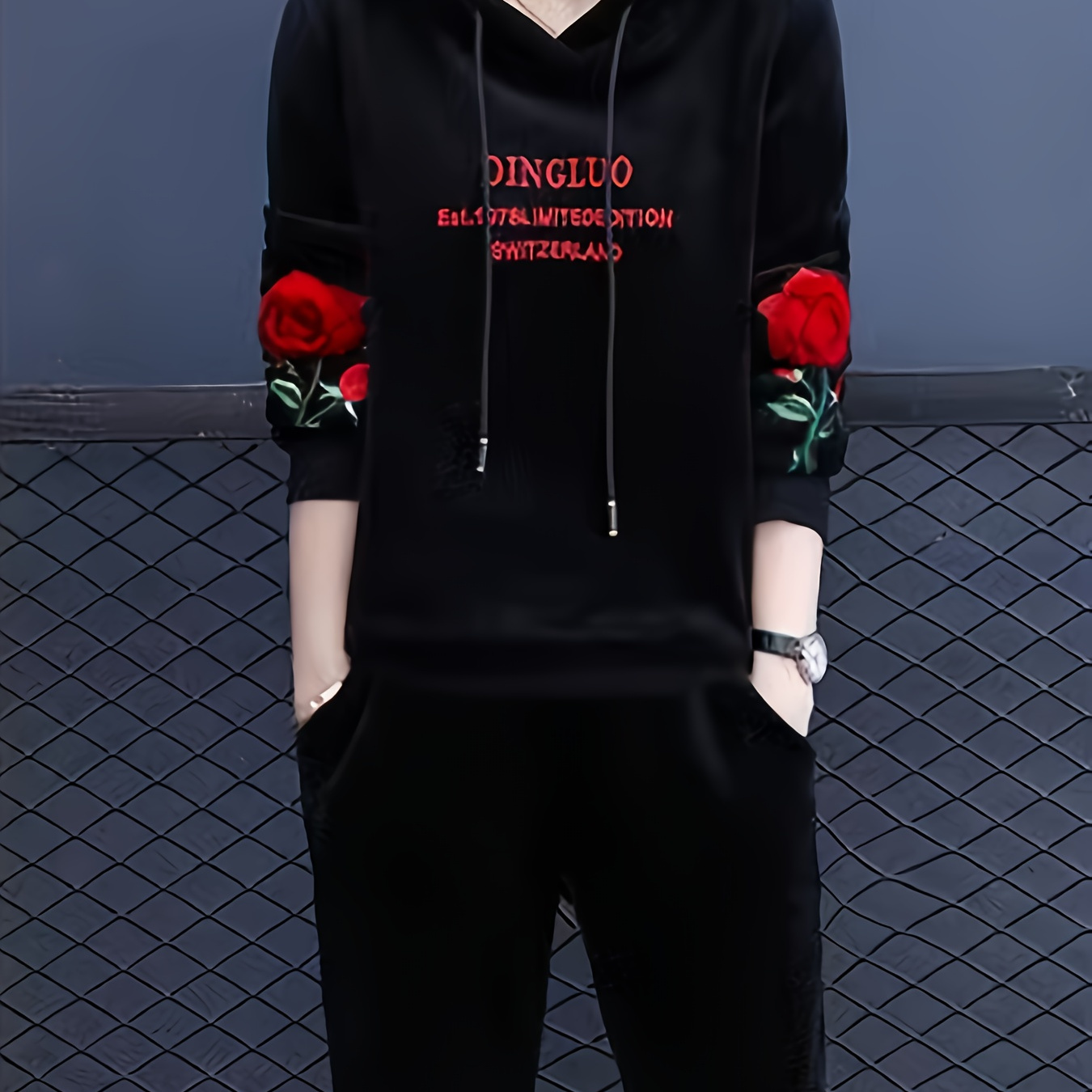 1 ensemble de sweat à capuche et pantalon de jogging en velours polyester brodé floral pour femmes, vêtements de détente en décontractés pour /l'hiver avec des de roses
1 ensemble de sweat à capuche et pantalon de jogging en velours polyester brodé floral pour femmes, vêtements de détente en décontractés pour /l'hiver avec des de roses