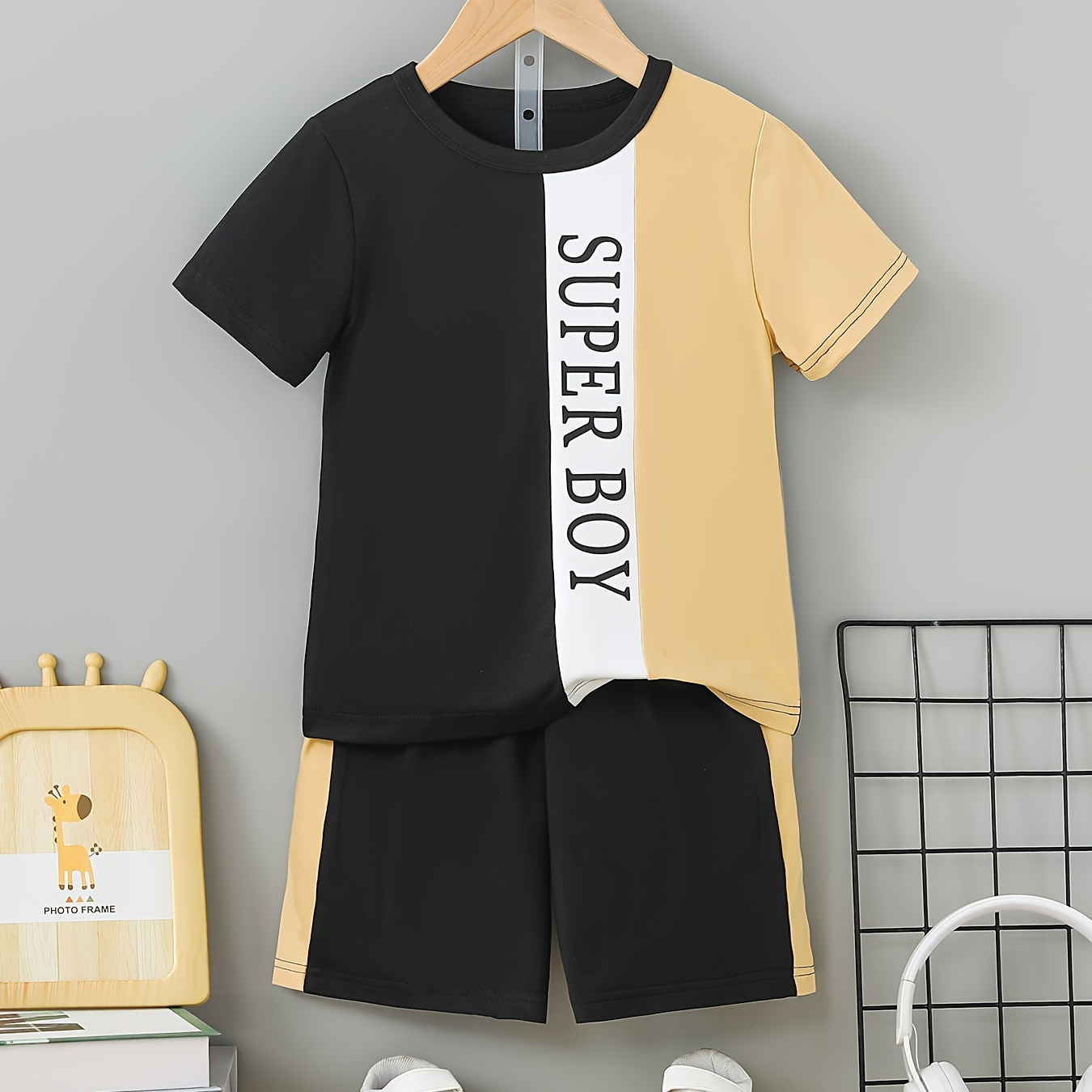 Super Boy Letter Graphic Print, 2pcs Boys Casual Stitching Short Sleeve T-shirt & Shorts Set, Boys Clothing For Summer, As Gifts
Super Boy Letter Graphic Print, 2pcs Boys Casual Stitching Short Sleeve T-shirt & Shorts Set, Boys Clothing For Summer, As Gifts
