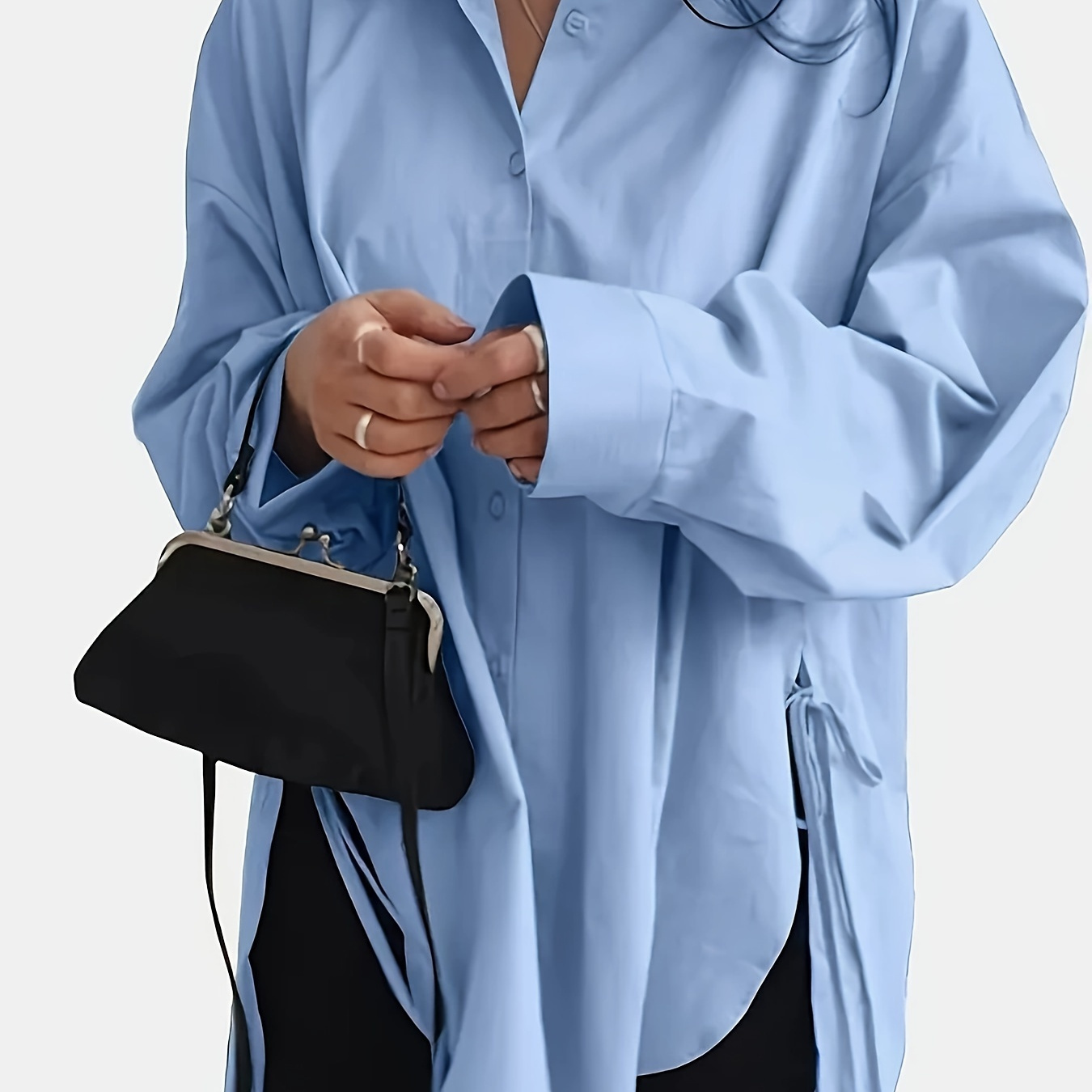 Chemise décontractée en polyester avec col en V, manches longues et boutonnière sur le devant, adaptée et à .
Chemise décontractée en polyester avec col en V, manches longues et boutonnière sur le devant, adaptée et à .