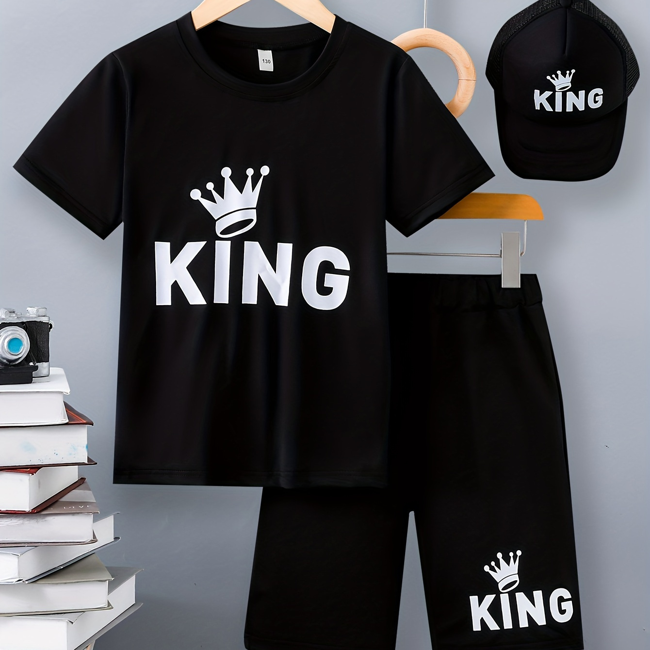 Boy's "king" & Crown Pattern 2pcs Casual Outfit, T-shirt & Cap & Shorts Set, Boy's Clothes For Summer
Boy's "king" & Crown Pattern 2pcs Casual Outfit, T-shirt & Cap & Shorts Set, Boy's Clothes For Summer