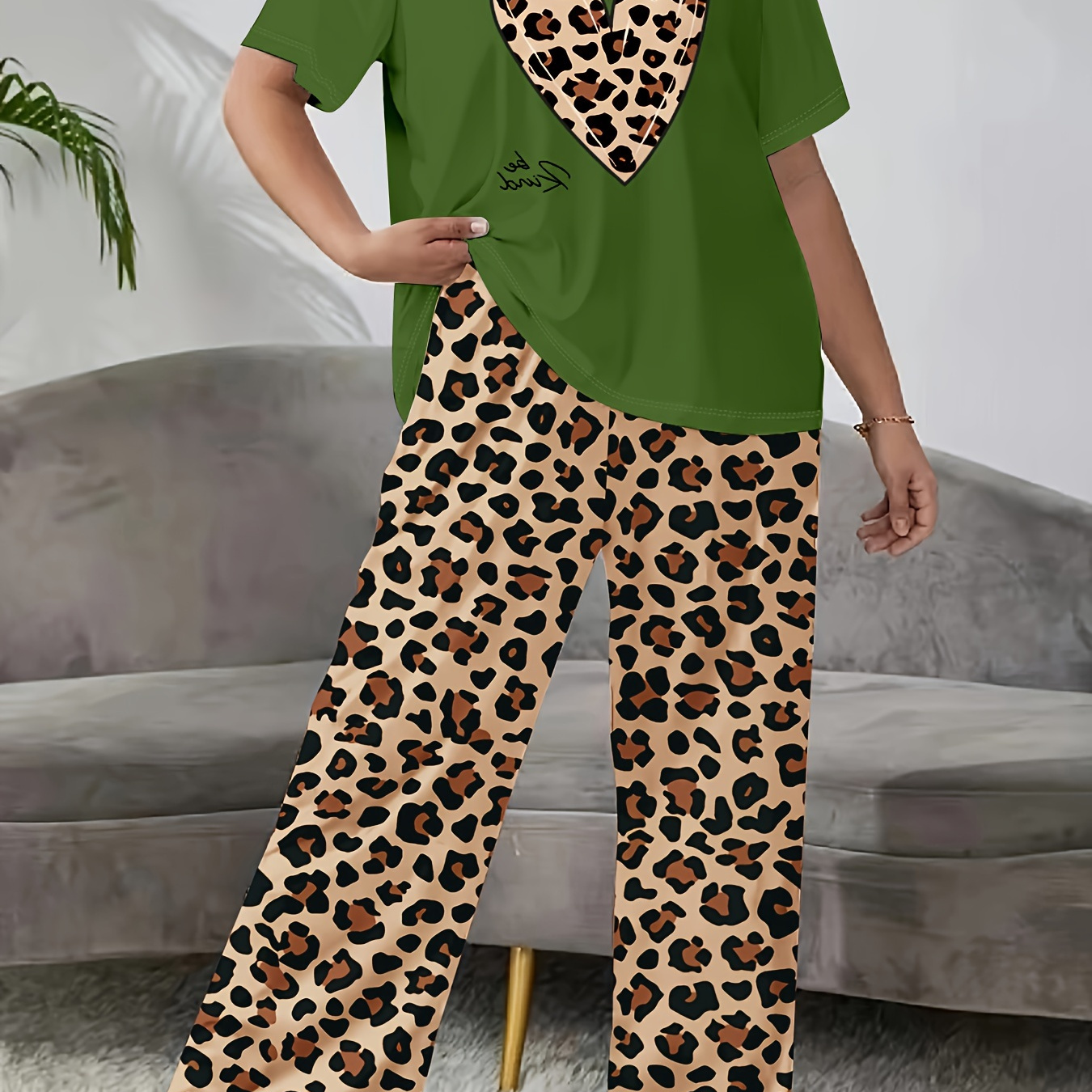 Women's Leopard Heart Print Lounge Set, Short Sleeve Round Neck Top & Pants, Comfortable Relaxed Fit, Autumn Winter,
Women's Leopard Heart Print Lounge Set, Short Sleeve Round Neck Top & Pants, Comfortable Relaxed Fit, Autumn Winter,