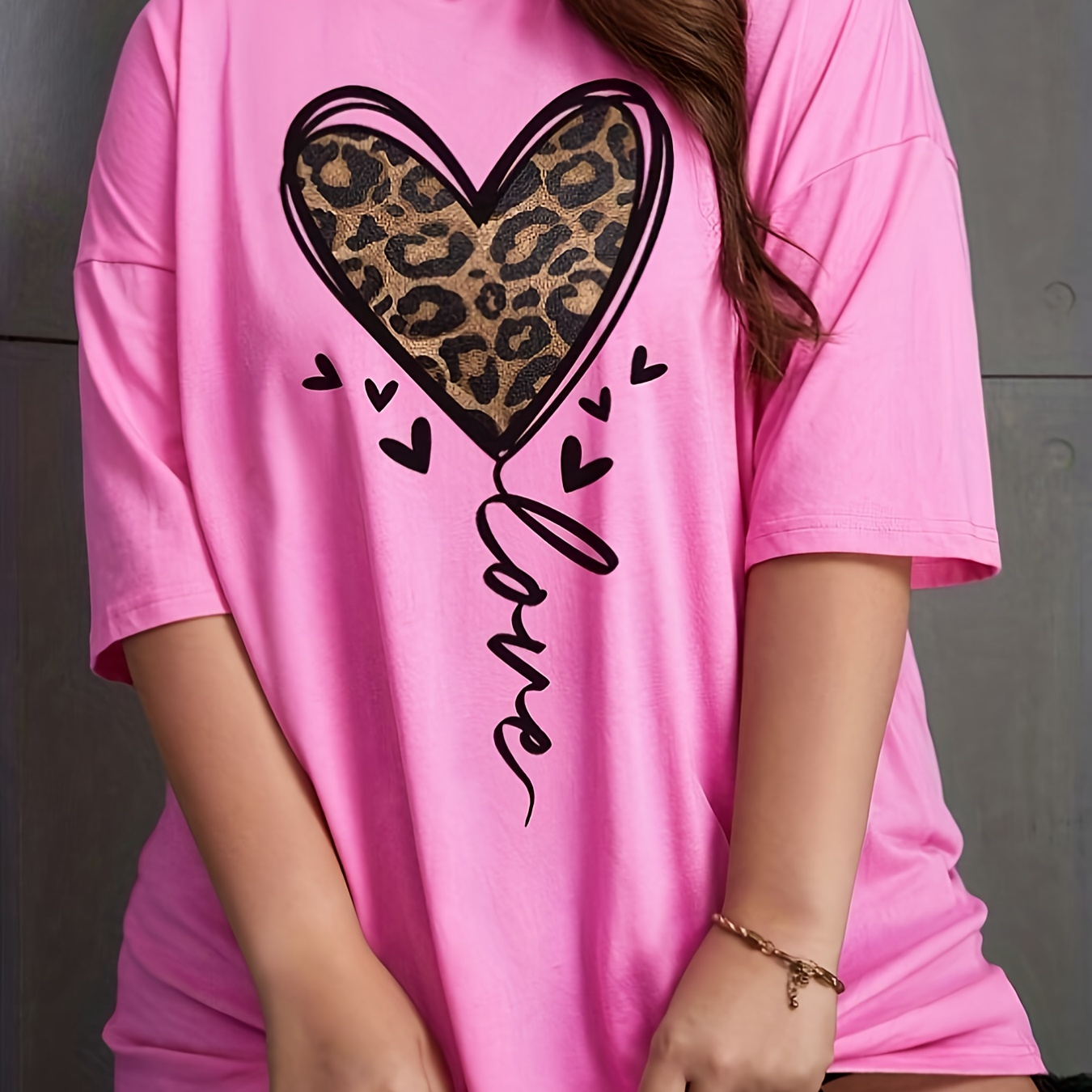 Plus Size Heart Print T-shirt, Casual Crew Neck Short Sleeve T-shirt, Women's Plus Size clothing
Plus Size Heart Print T-shirt, Casual Crew Neck Short Sleeve T-shirt, Women's Plus Size clothing