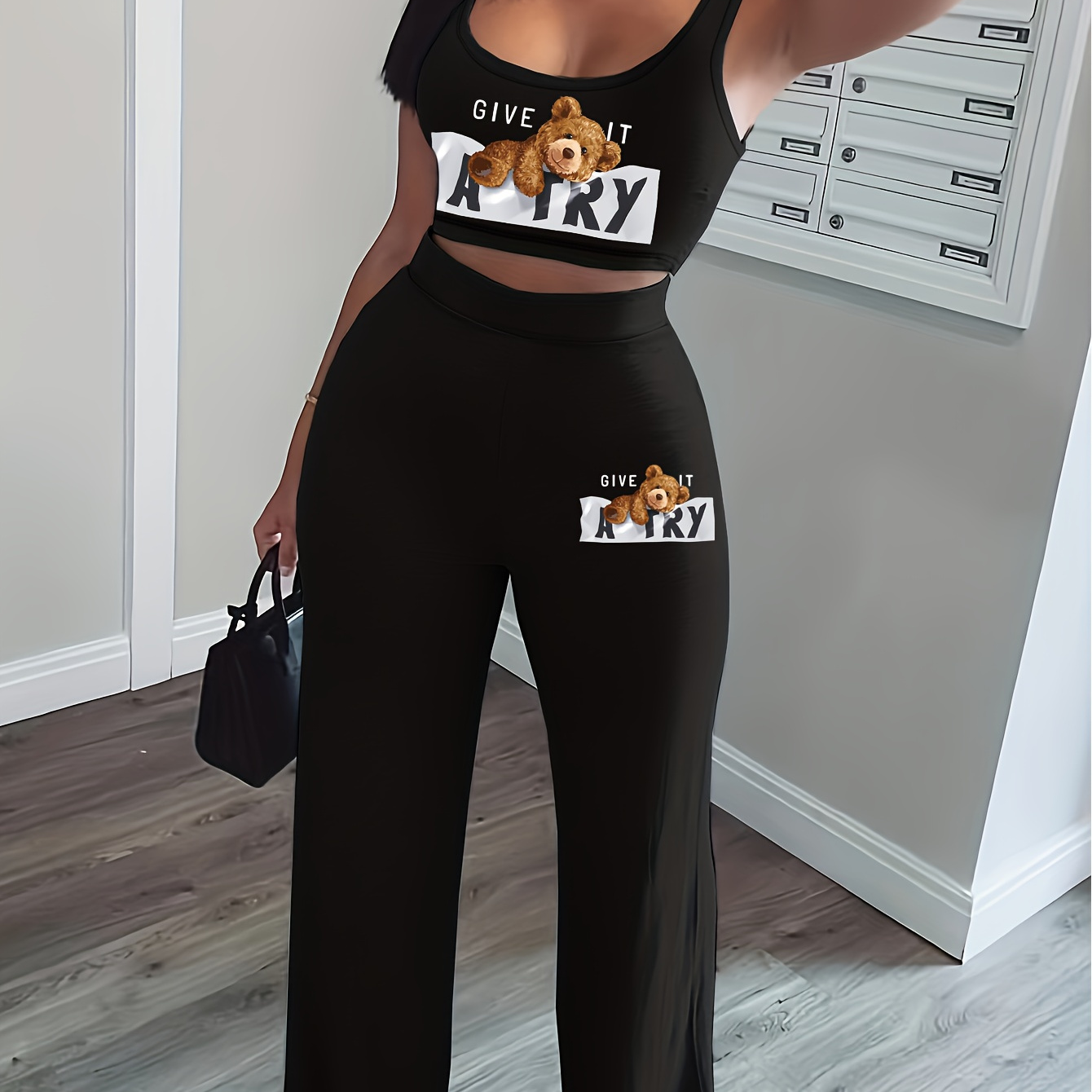 Ensemble pièces imprimé , débardeur court et pantalon large, vêtements pour femmes
Ensemble pièces imprimé , débardeur court et pantalon large, vêtements pour femmes