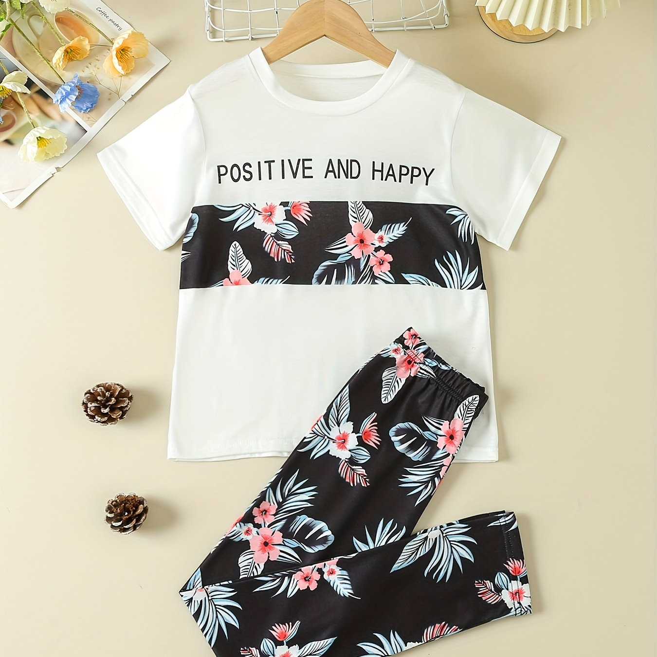 2 Pcs Girls' Leaf & Flower Graphic T-shirt And Allover Print Pants Set Kids Sports Casual Suit Clothes
2 Pcs Girls' Leaf & Flower Graphic T-shirt And Allover Print Pants Set Kids Sports Casual Suit Clothes