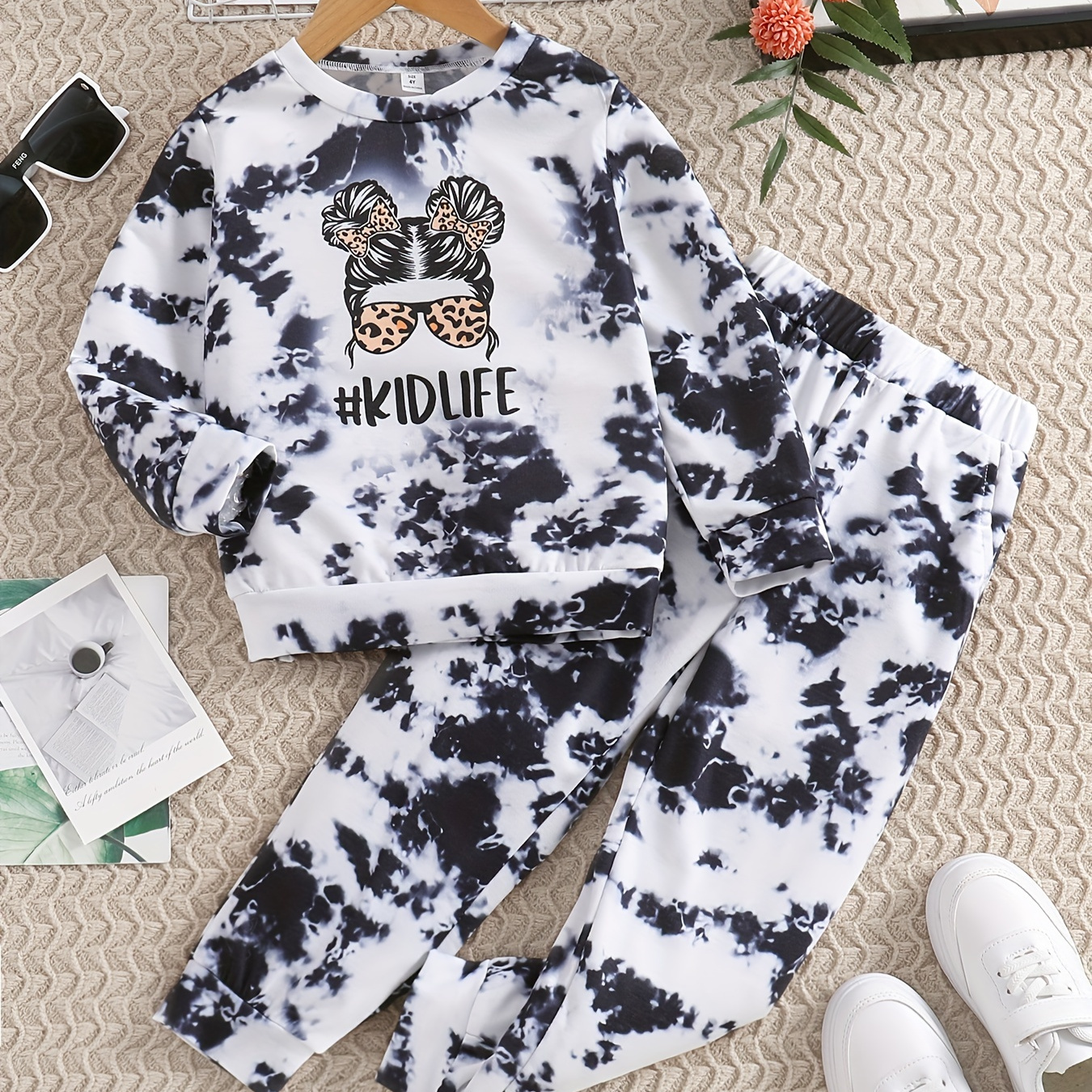 2pcs Girl's Tie-dye Hoodie Outfit, Anime Girl Print Hooded Sweatshirt & Sweatpants Set, Kid's Clothes For Spring Fall
2pcs Girl's Tie-dye Hoodie Outfit, Anime Girl Print Hooded Sweatshirt & Sweatpants Set, Kid's Clothes For Spring Fall