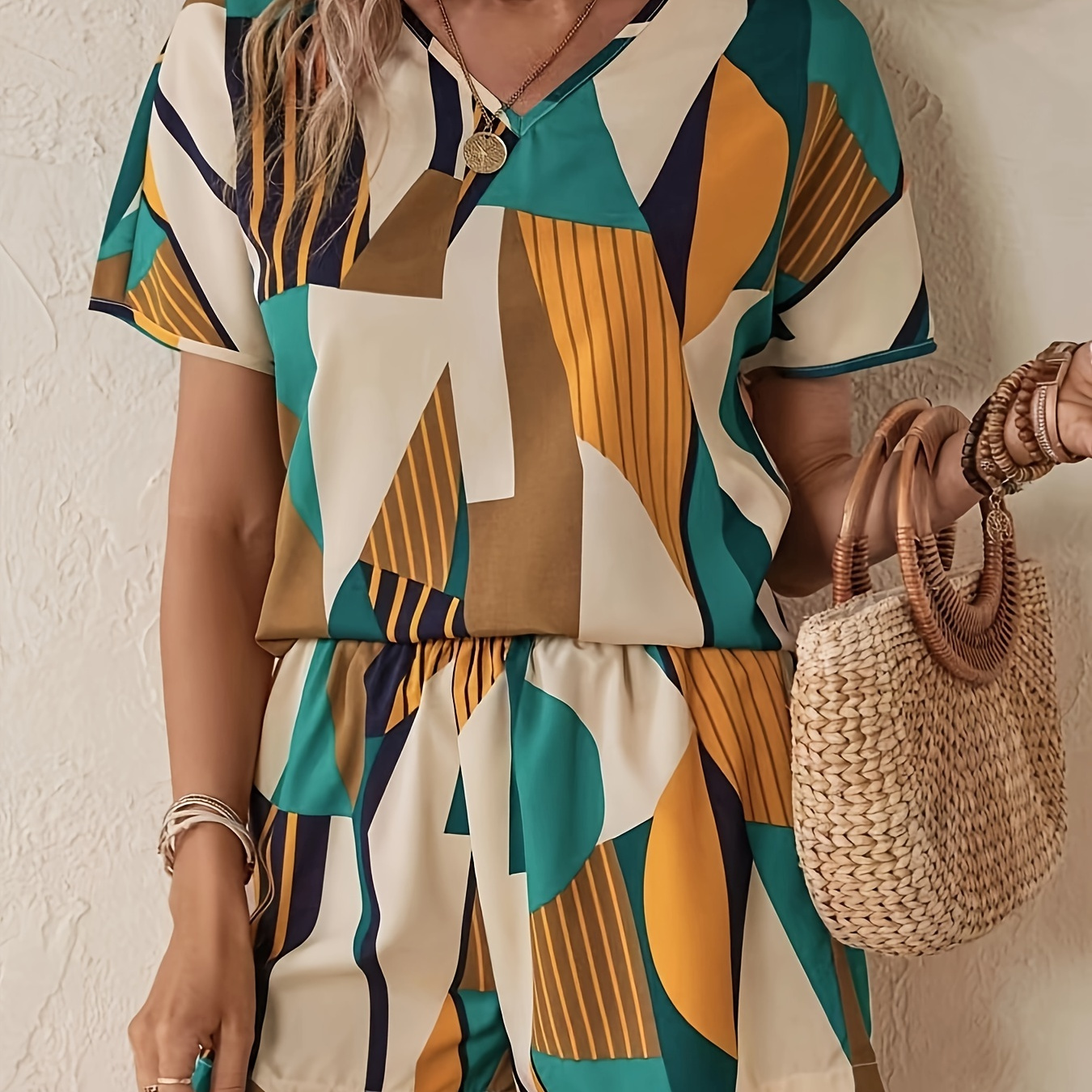 Casual Geo Print Two-piece Set, Short Sleeve V Neck Top & Drawstring Shorts Outfits, Women's Clothing
Casual Geo Print Two-piece Set, Short Sleeve V Neck Top & Drawstring Shorts Outfits, Women's Clothing