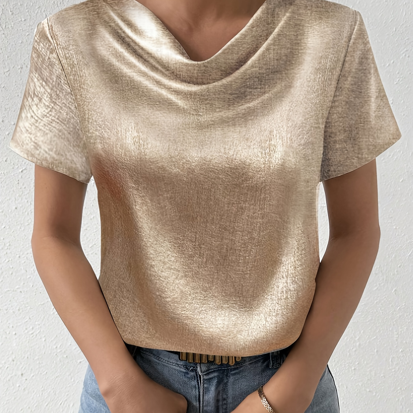 Elegant Short-sleeved Casual Shirt With A Pointed Collar In Golden For New Year Holiday Parties.
Elegant Short-sleeved Casual Shirt With A Pointed Collar In Golden For New Year Holiday Parties.