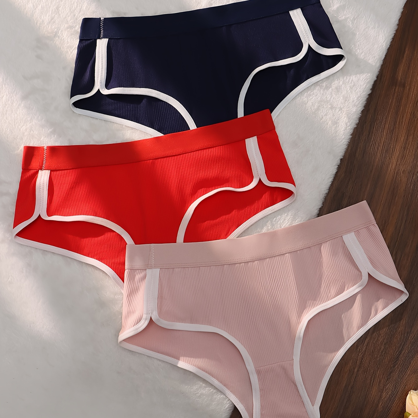Bikinis hipster en polyester pour femmes - Lot de 3 couleurs avec détails , tissu tricoté confortable, design mi-taille sportif avec fentes latérales - 94 % polyester, 6 % élasthanne
Bikinis hipster en polyester pour femmes - Lot de 3 couleurs avec détails , tissu tricoté confortable, design mi-taille sportif avec fentes latérales - 94 % polyester, 6 % élasthanne