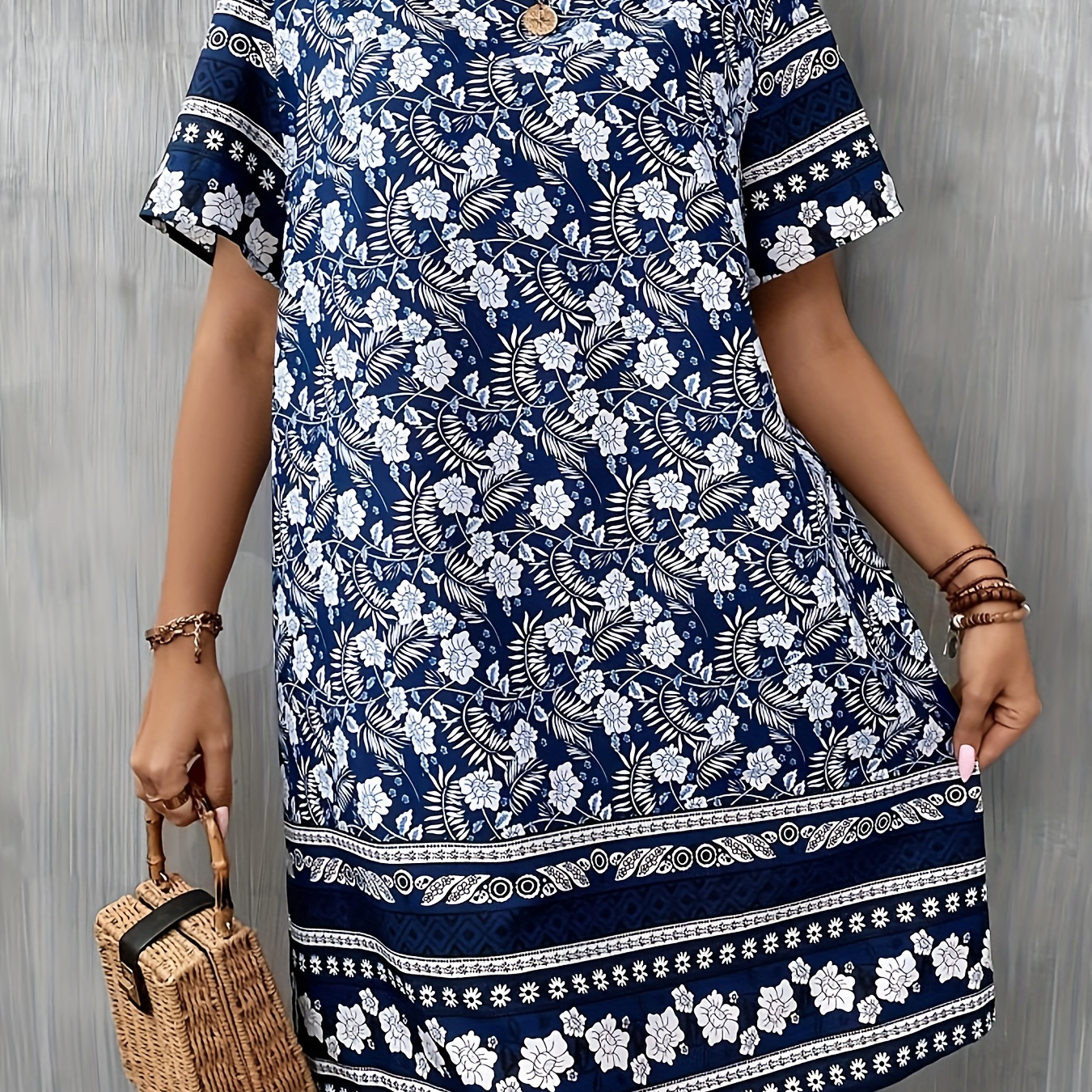Plus Size Floral Print Loose Dress, Casual Short Sleeve Dress For Spring & Summer, Women's Plus Size Clothing
Plus Size Floral Print Loose Dress, Casual Short Sleeve Dress For Spring & Summer, Women's Plus Size Clothing