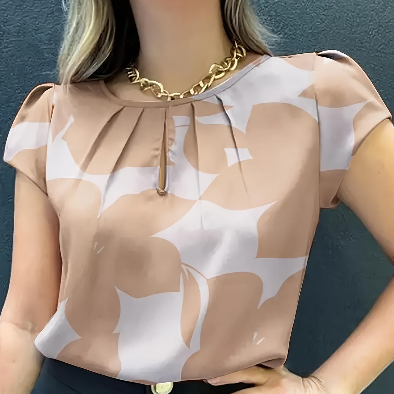 1pc Elegant Women's Casual Floral Print Short Sleeve Shirt, Polyester 100 Neck Loose Fit Summer Top With Ruched Bust Detail
1pc Elegant Women's Casual Floral Print Short Sleeve Shirt, Polyester 100 Neck Loose Fit Summer Top With Ruched Bust Detail