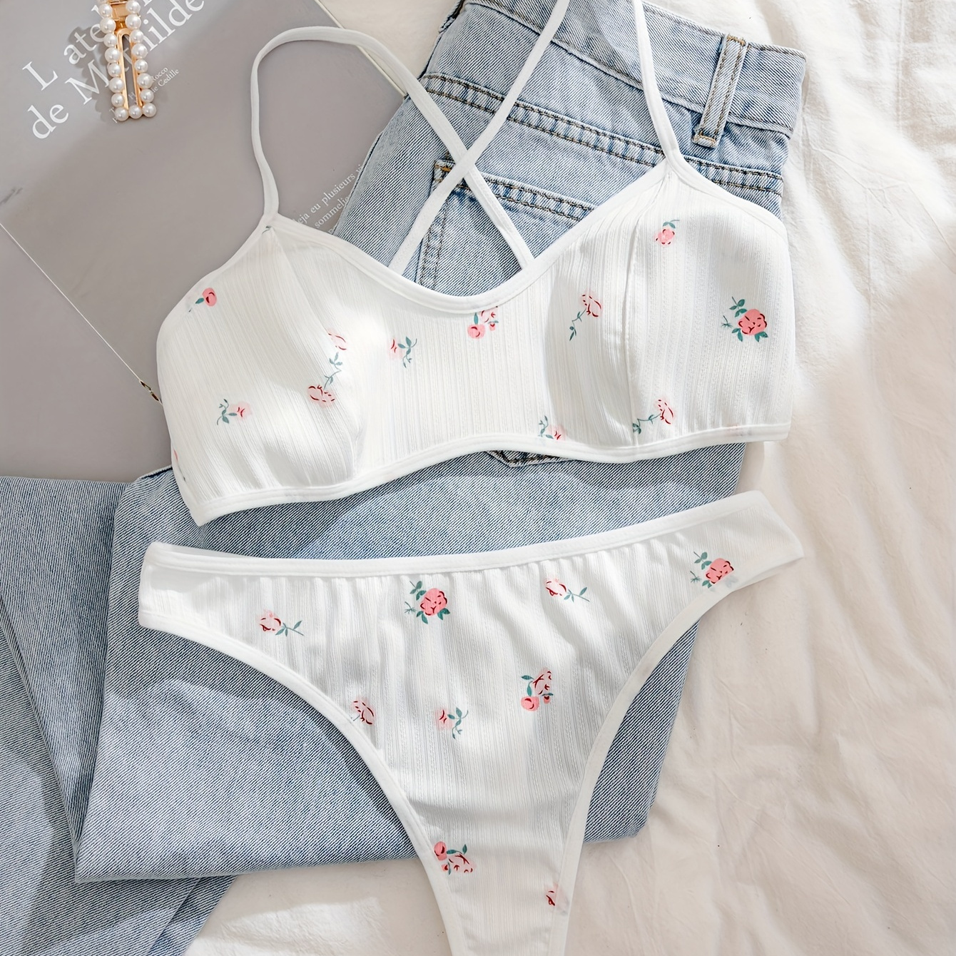 Ensemble bralette et culotte blanc à imprimé floral élégant pour femme, lingerie confortable avec broderie délicate, design élégant dans le dos - Ensemble 2 pièces
Ensemble bralette et culotte blanc à imprimé floral élégant pour femme, lingerie confortable avec broderie délicate, design élégant dans le dos - Ensemble 2 pièces