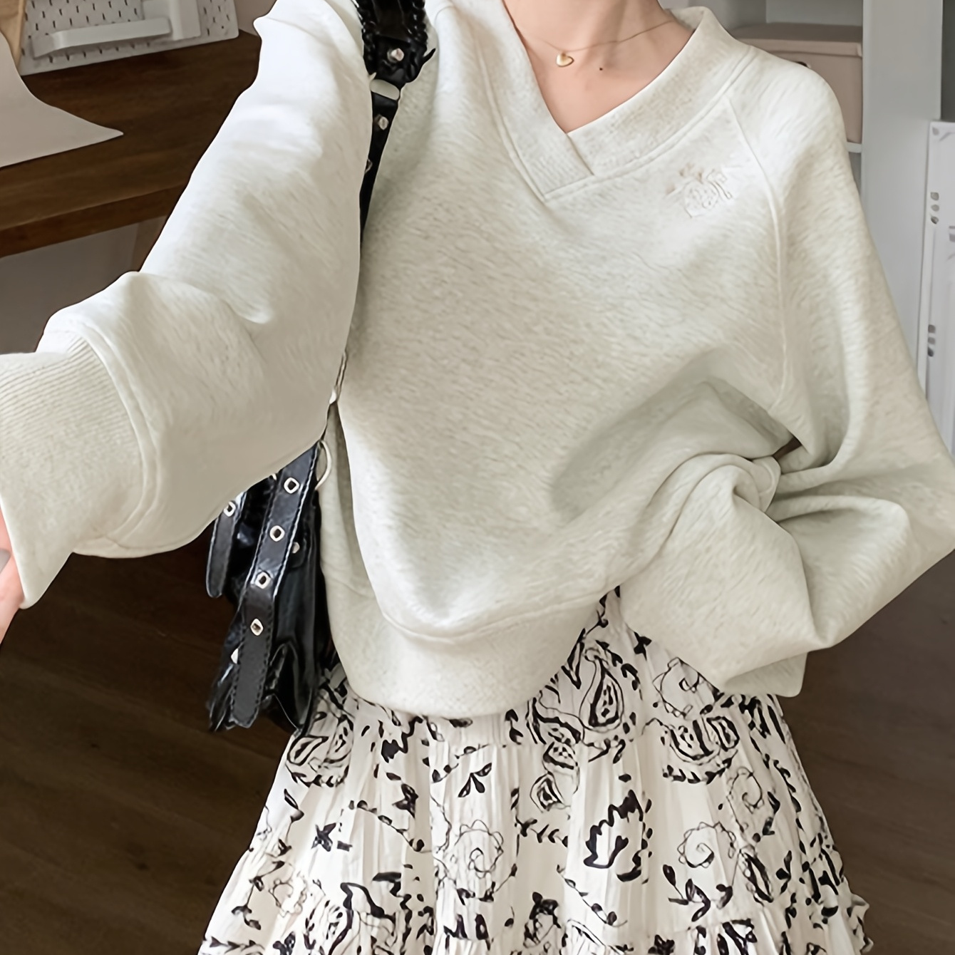 Elegant Women's V-neck Sweatshirt With Embroidered Detail - Long Sleeve, Polyester , Non-stretch Fabric For Spring/fall
Elegant Women's V-neck Sweatshirt With Embroidered Detail - Long Sleeve, Polyester , Non-stretch Fabric For Spring/fall