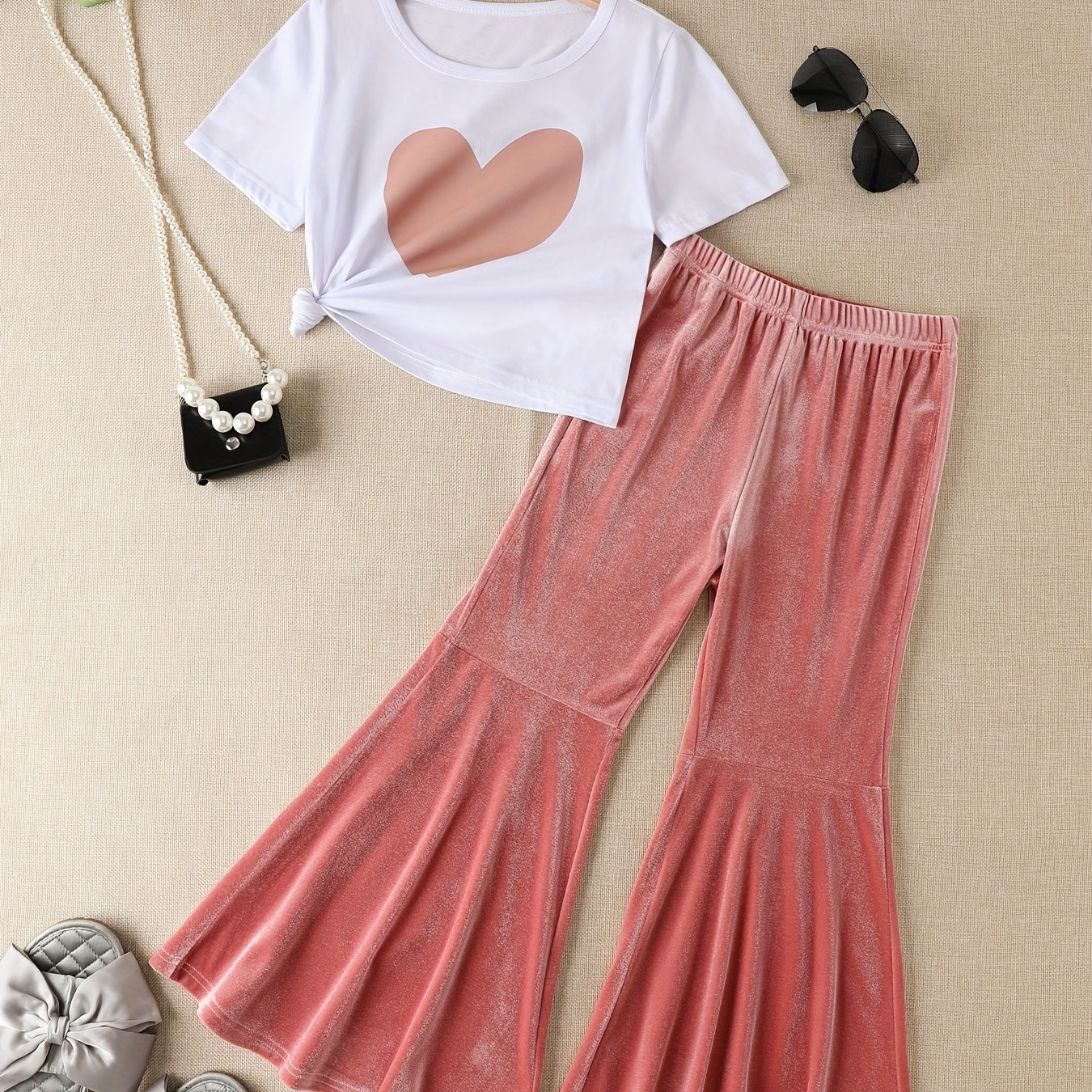 2pcs Elegant Girls Heart Graphic Short Sleeve T-shirt + Solid Flare Pants Set Spring Summer Fall Gift Party
2pcs Elegant Girls Heart Graphic Short Sleeve T-shirt + Solid Flare Pants Set Spring Summer Fall Gift Party