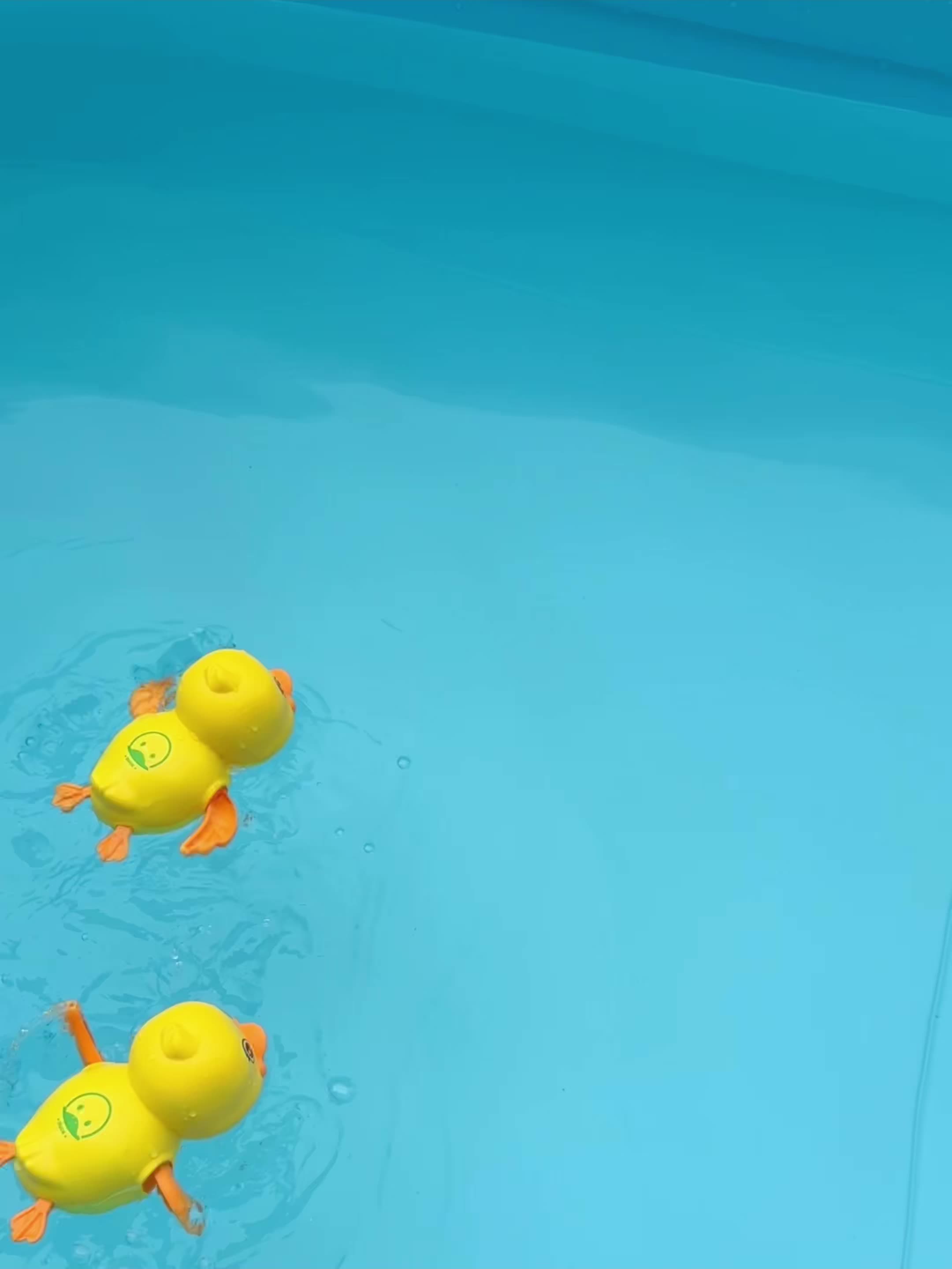 2pcs Cute Yellow Duck Bath Toy Wind-Up Clockwork
