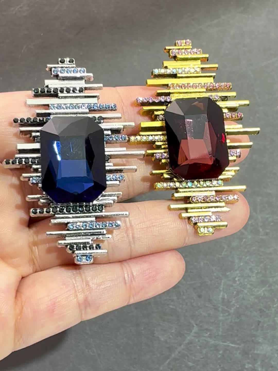 Retro Heavy Industry 3D Rhinestone Brooch, Light Luxury Accessory
