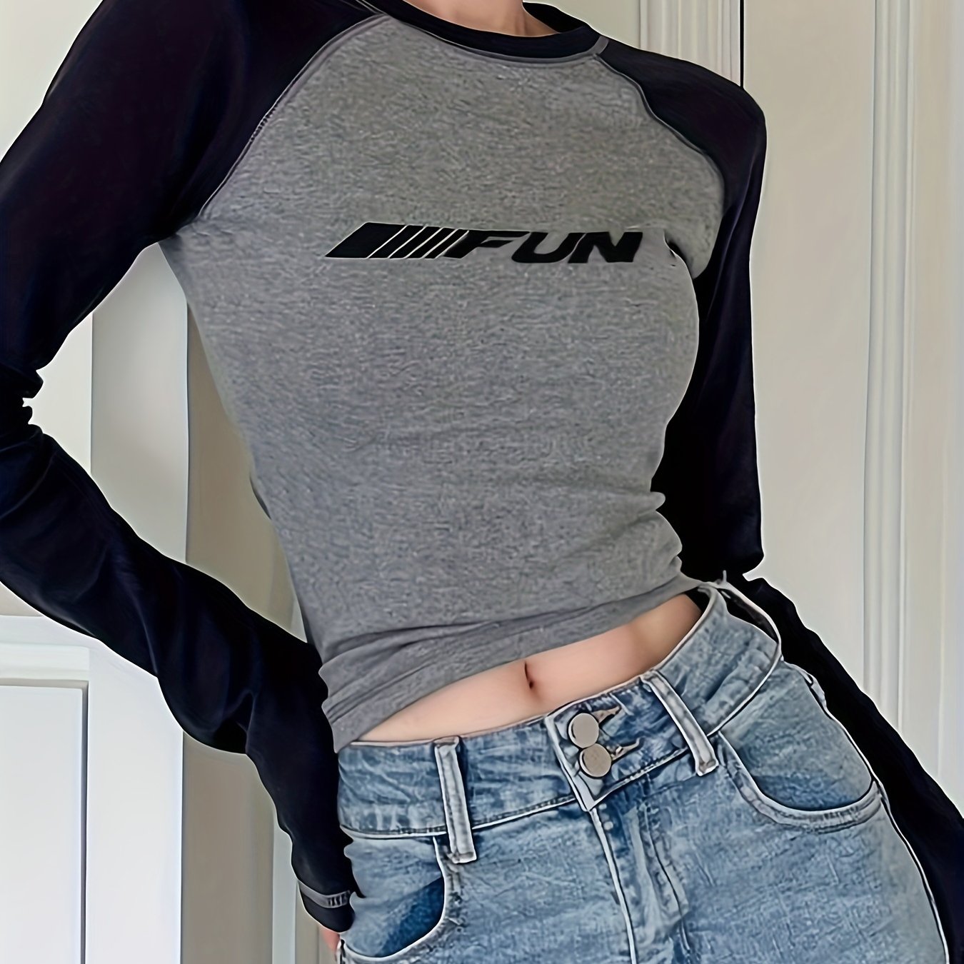 Fitted Long-sleeve T-shirt With Contrasting Color Raglan Sleeves And Printed Design