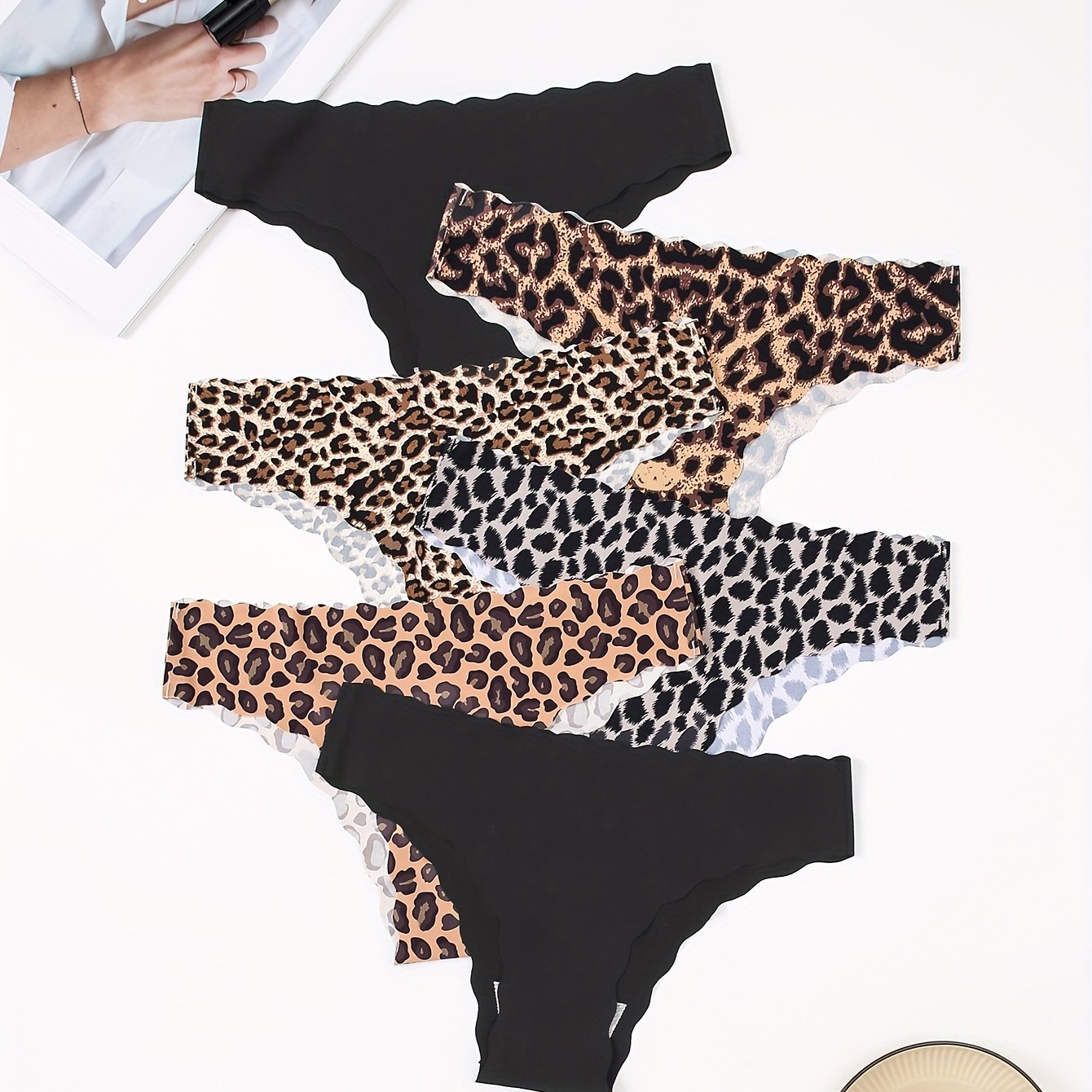 A Set Of 6 Panties Featuring A Shell-edge Waistband Design, Combining Leopard Print Patterns With Solid Black. Made From Seamless Fabric Breathable, Soft, And Comfortable