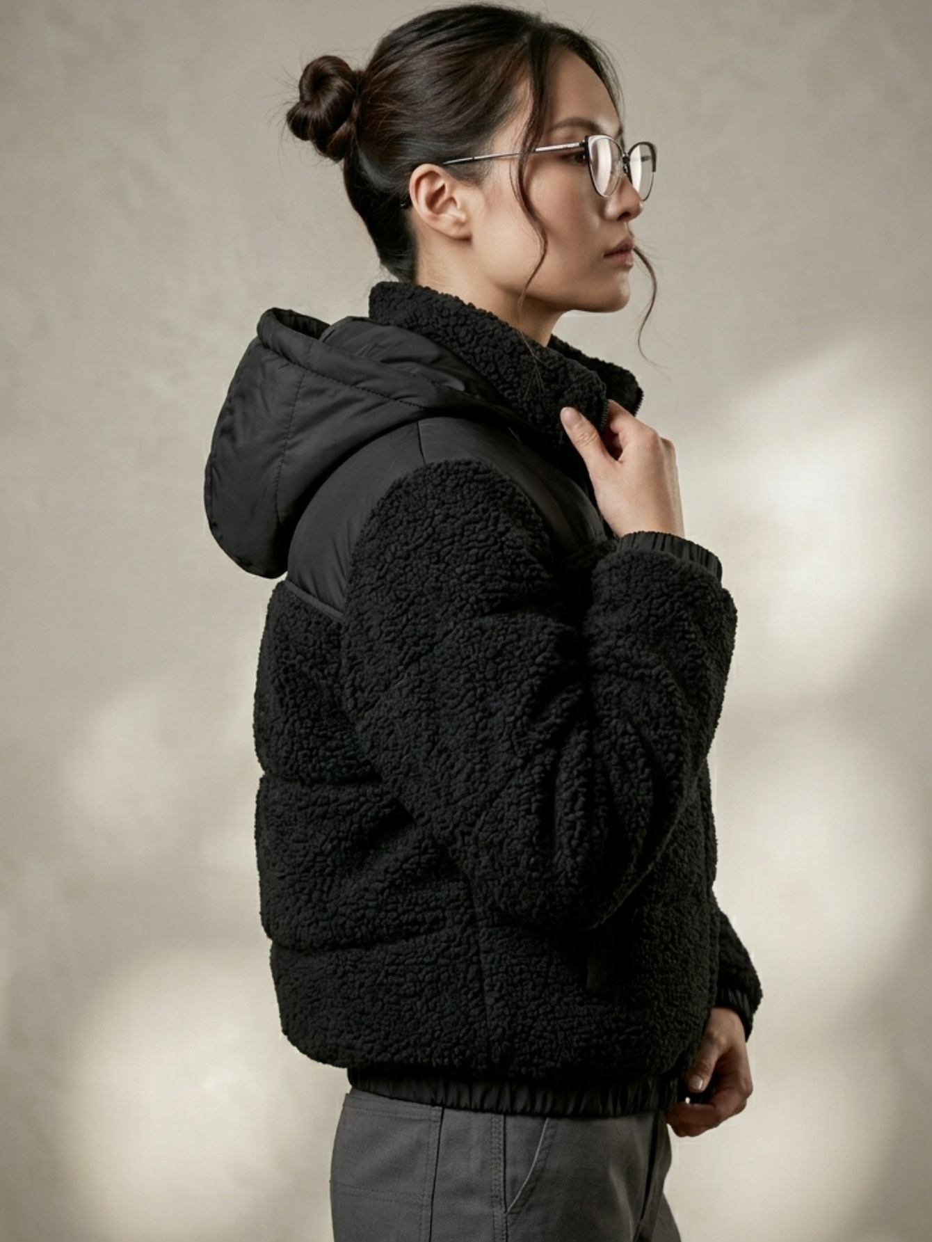 Chaqueta con capucha para mujer, clásica y casual, apta para cualquier temporada. Cuello con capucha desmontable, manga larga, interior forrado, cálido y muy cómodo, ajuste con cremallera, bolsillos frontales funcionales. Resorte ligero en la manga y parte baja de la prenda.