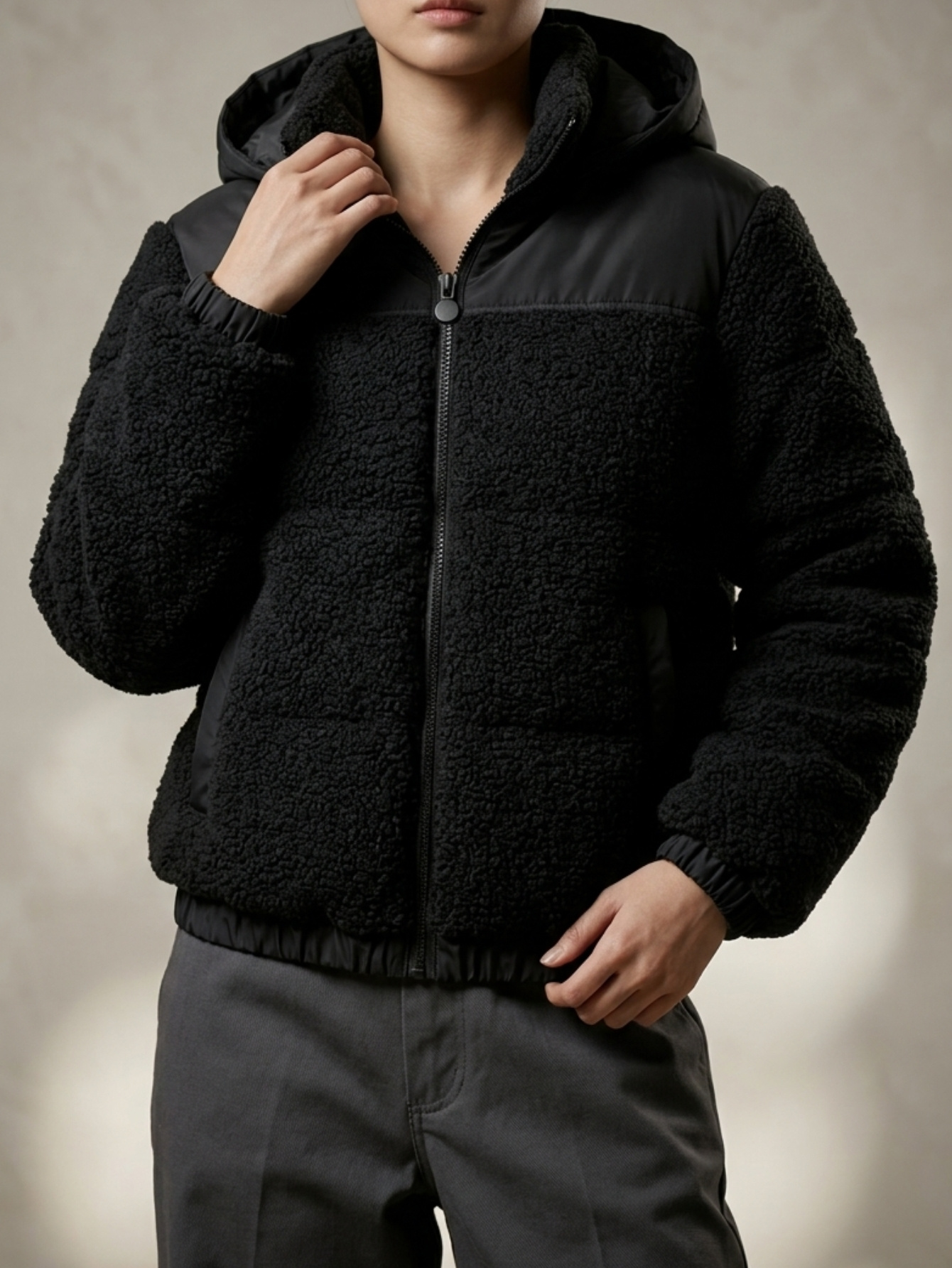 Chaqueta con capucha para mujer, clásica y casual, apta para cualquier temporada. Cuello con capucha desmontable, manga larga, interior forrado, cálido y muy cómodo, ajuste con cremallera, bolsillos frontales funcionales. Resorte ligero en la manga y parte baja de la prenda.