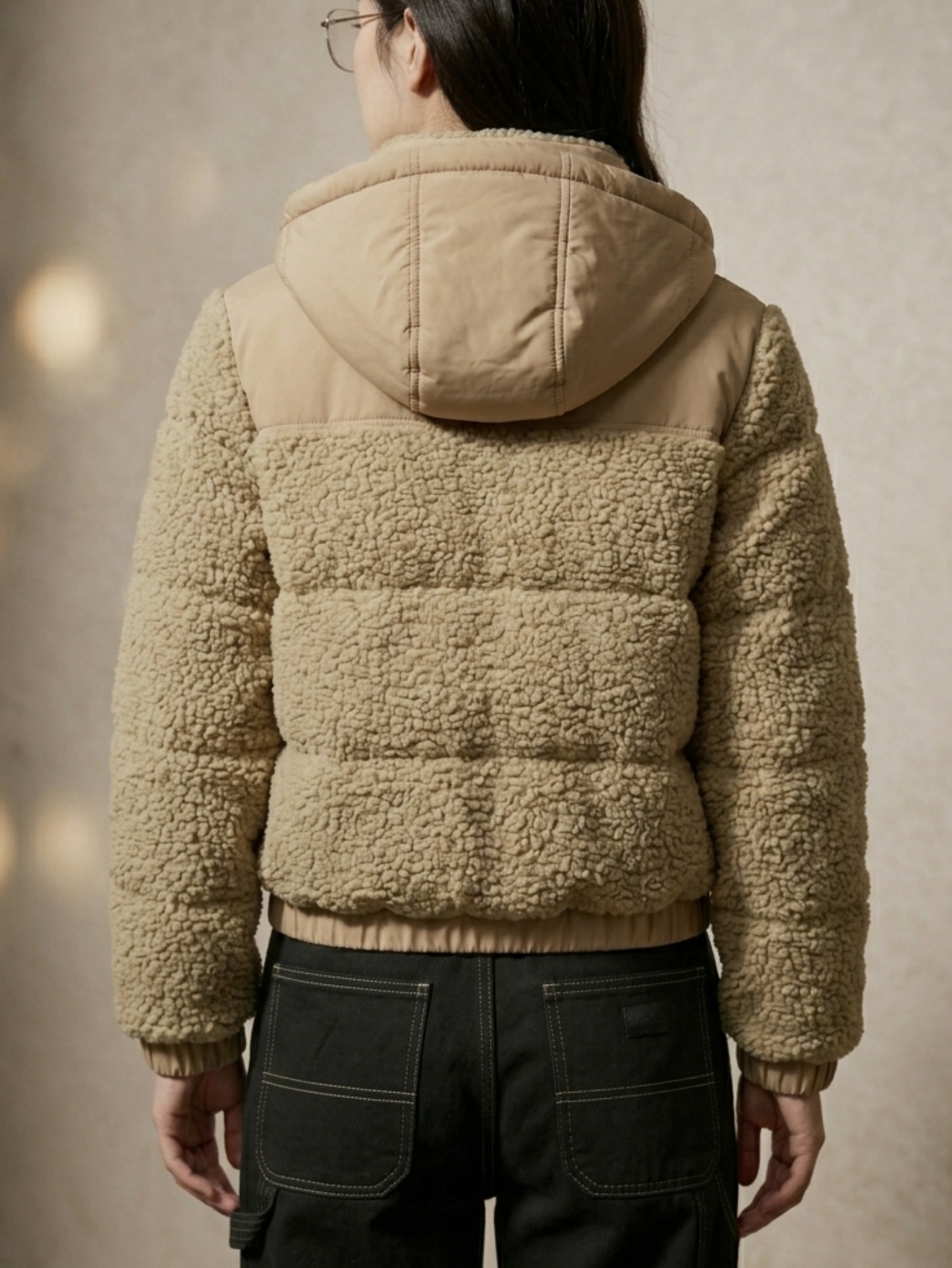 Chaqueta con capucha para mujer, clásica y casual, apta para cualquier temporada. Cuello con capucha desmontable, manga larga, interior forrado, cálido y muy cómodo, ajuste con cremallera, bolsillos frontales funcionales. Resorte ligero en la manga y parte baja de la prenda.