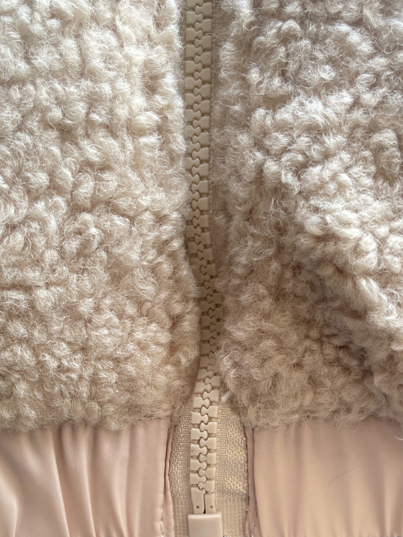 Chaqueta con capucha para mujer, clásica y casual, apta para cualquier temporada. Cuello con capucha desmontable, manga larga, interior forrado, cálido y muy cómodo, ajuste con cremallera, bolsillos frontales funcionales. Resorte ligero en la manga y parte baja de la prenda.