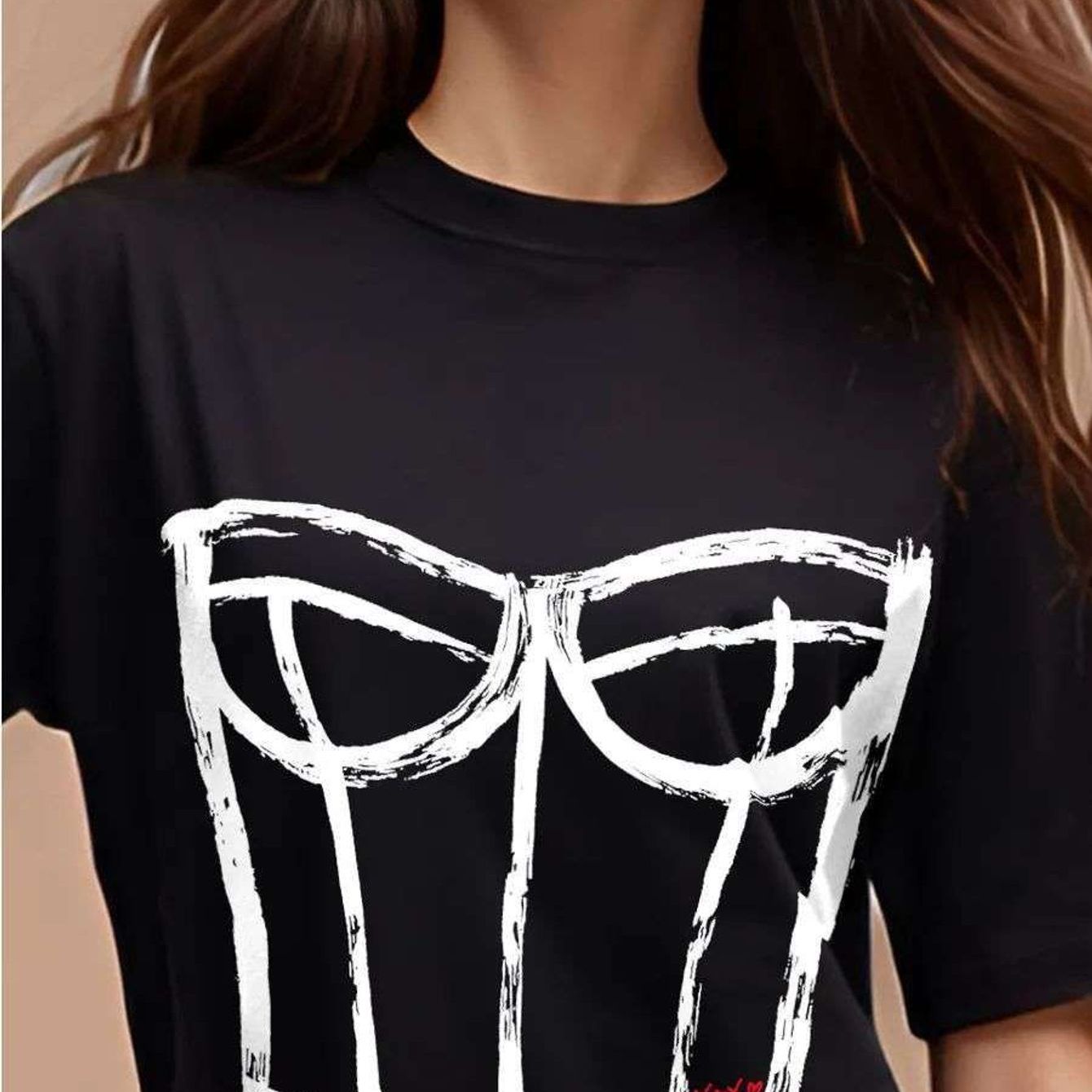 Camiseta extragrande de algodón para mujer de manga corta con estampado de de corsé abstracto, minimalista y de moda: retailer-supplied image