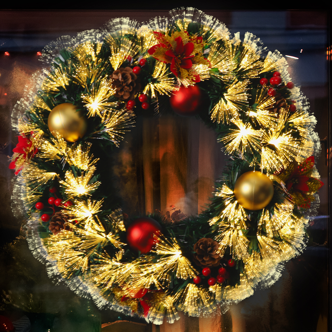 

Pre-lit Christmas Wreath 24"/28" Christmas Wreath Lighted Christmas Decorations Fireplace Decor 10ft