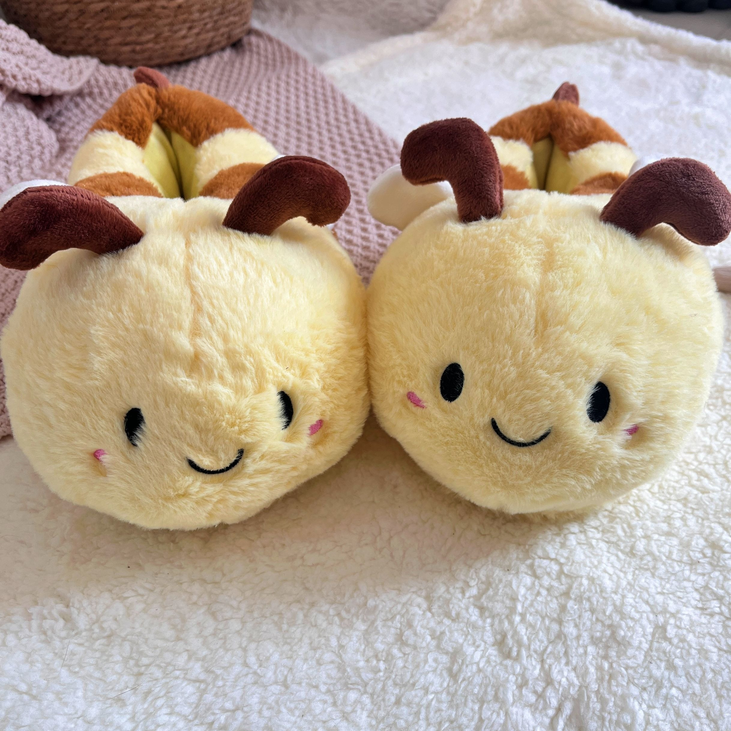 

Halloween Women Bee Slippers: Novelty Slippers Foam For Adults