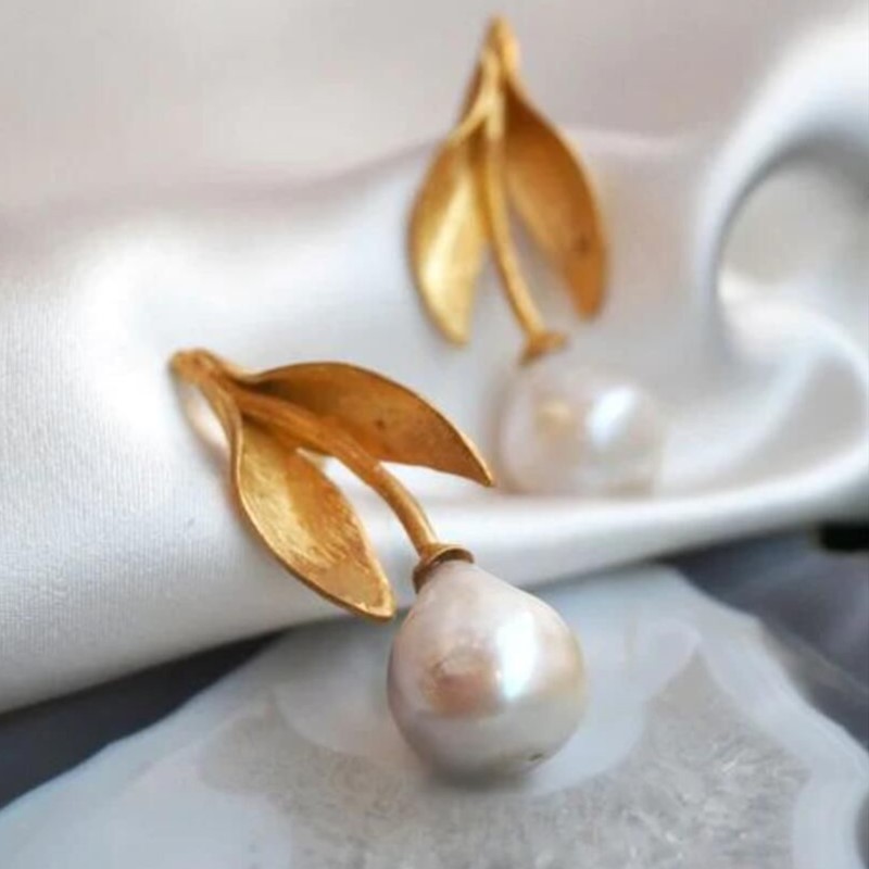 

2pcs Exquisite Leaf Imitation Pearl Elegant Individuality Copper Golden Earrings Pendant Women Daily Banquet Party Gift