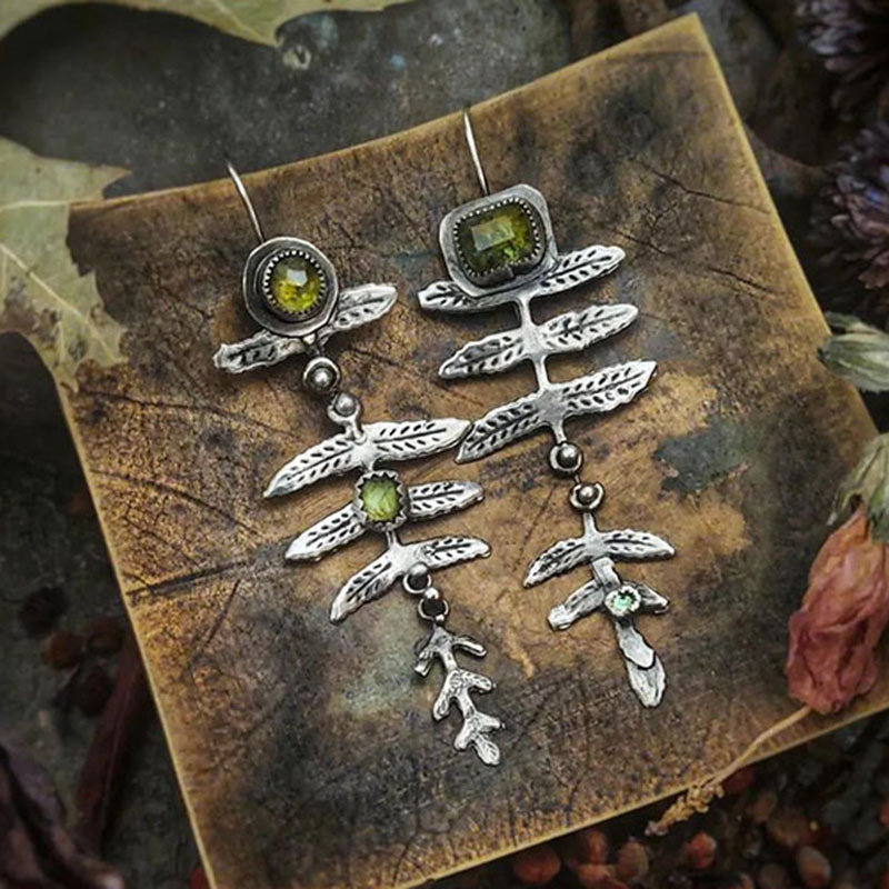 

European And American Popular Bohemian Retro Olive Green Artificial Crystal Embellished With Shaped Pendant Earrings Comfortable And To Wear