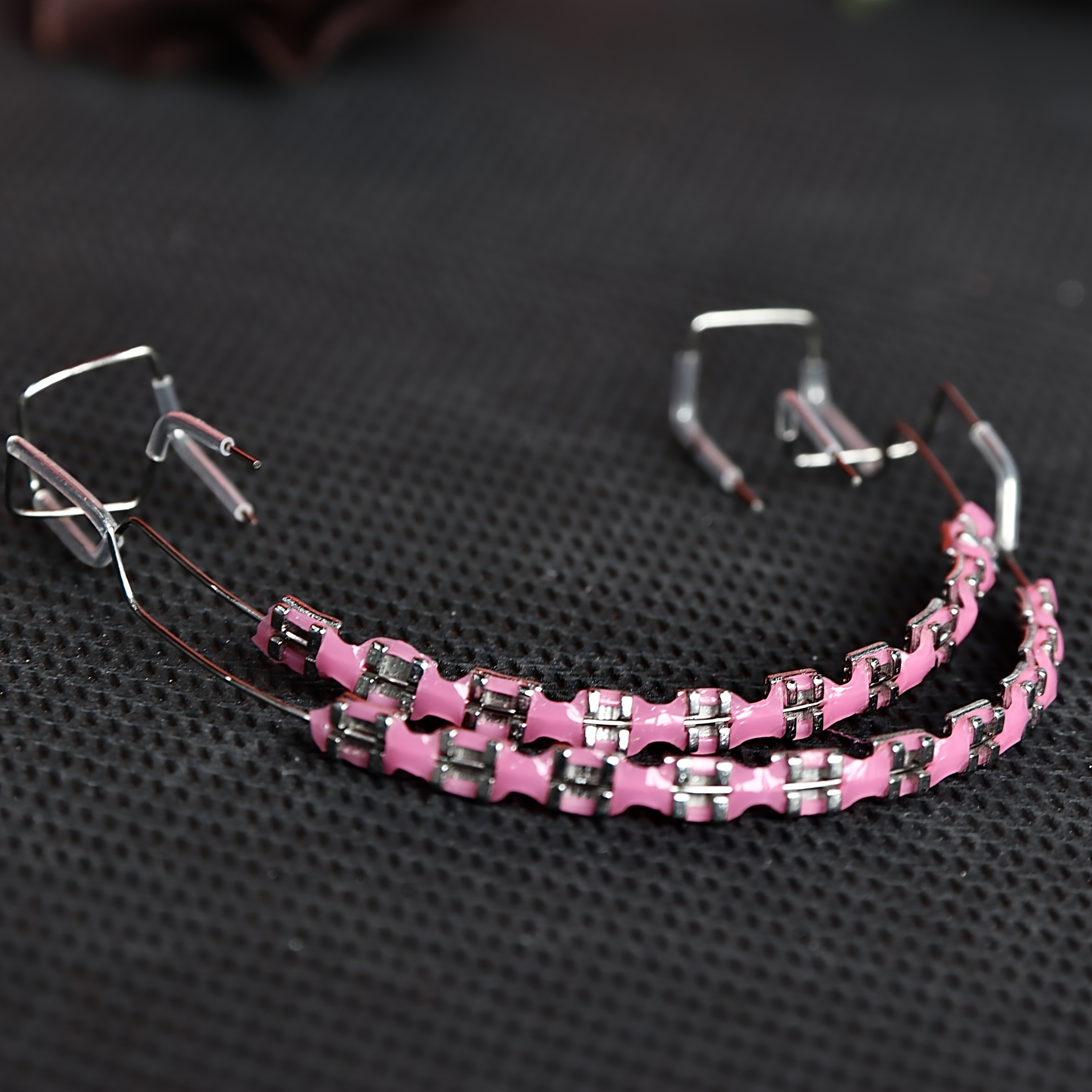 A Pair of Fashion Metal Bracket Teeth Decorations, Temporary Colorful Teeth Decoration Kit with Upper and Lower Teeth Combination, Comes with Hooks, Fashion Teeth Clips, Suitable for Dental Models and Teaching Materials
