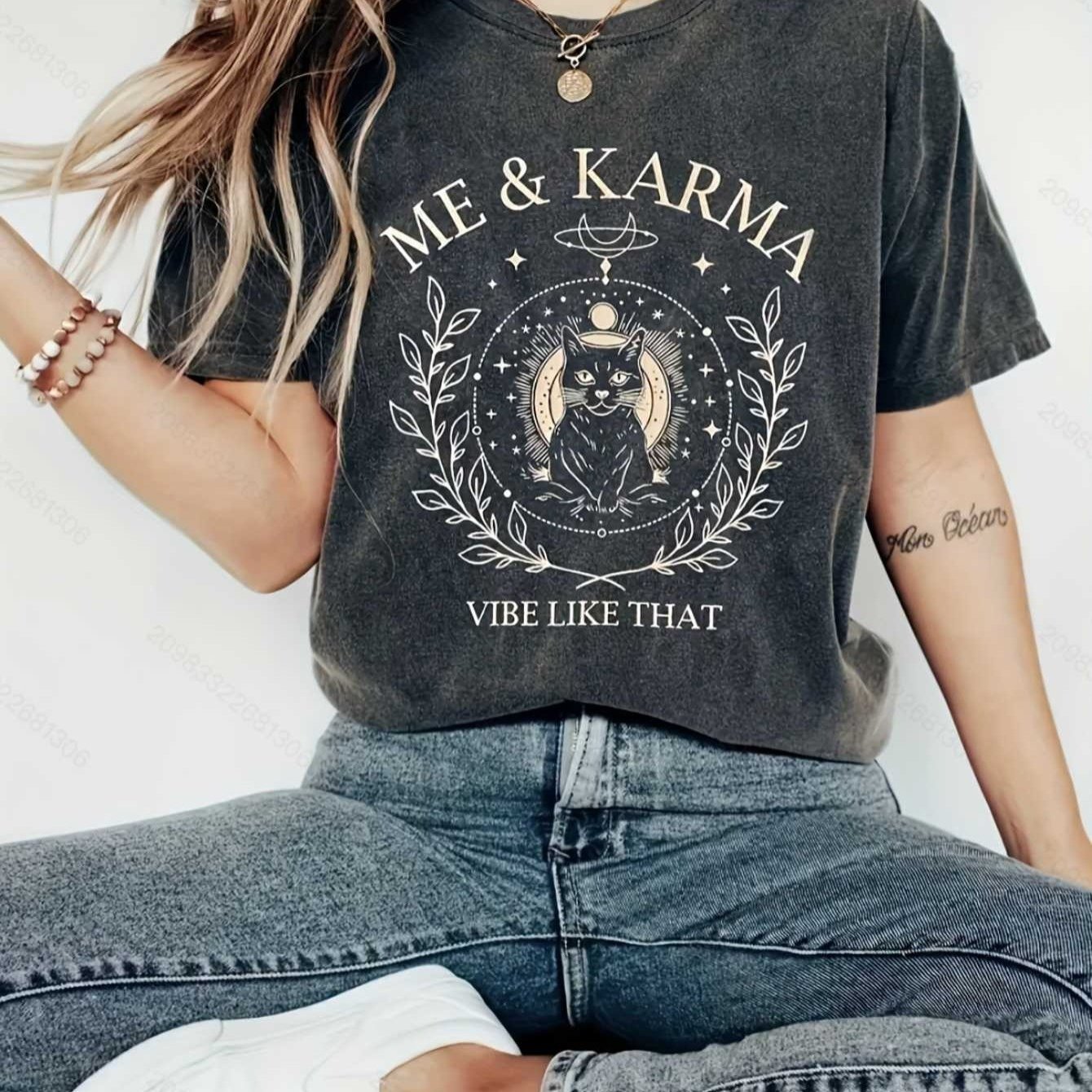 

Me & Karma Cat - Women's Chic Letter Print Tee - Comfy, Casual Short Sleeve Crew Neck T-shirt For Everyday Wear & Stylish Layering
