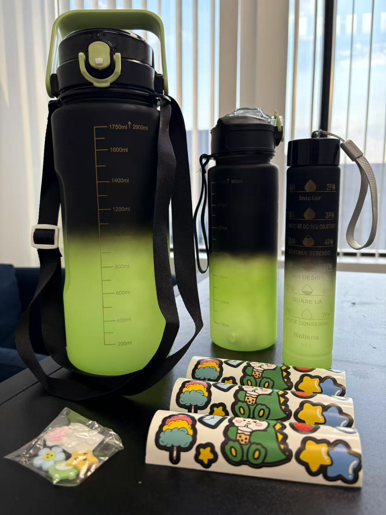 3pièces Ensemble de bouteilles d'eau motivantes avec autocollants et breloques gratuits, gourde d'eau étanche sans BPA avec marqueur de temps (2000ml + 900ml + 280ml)