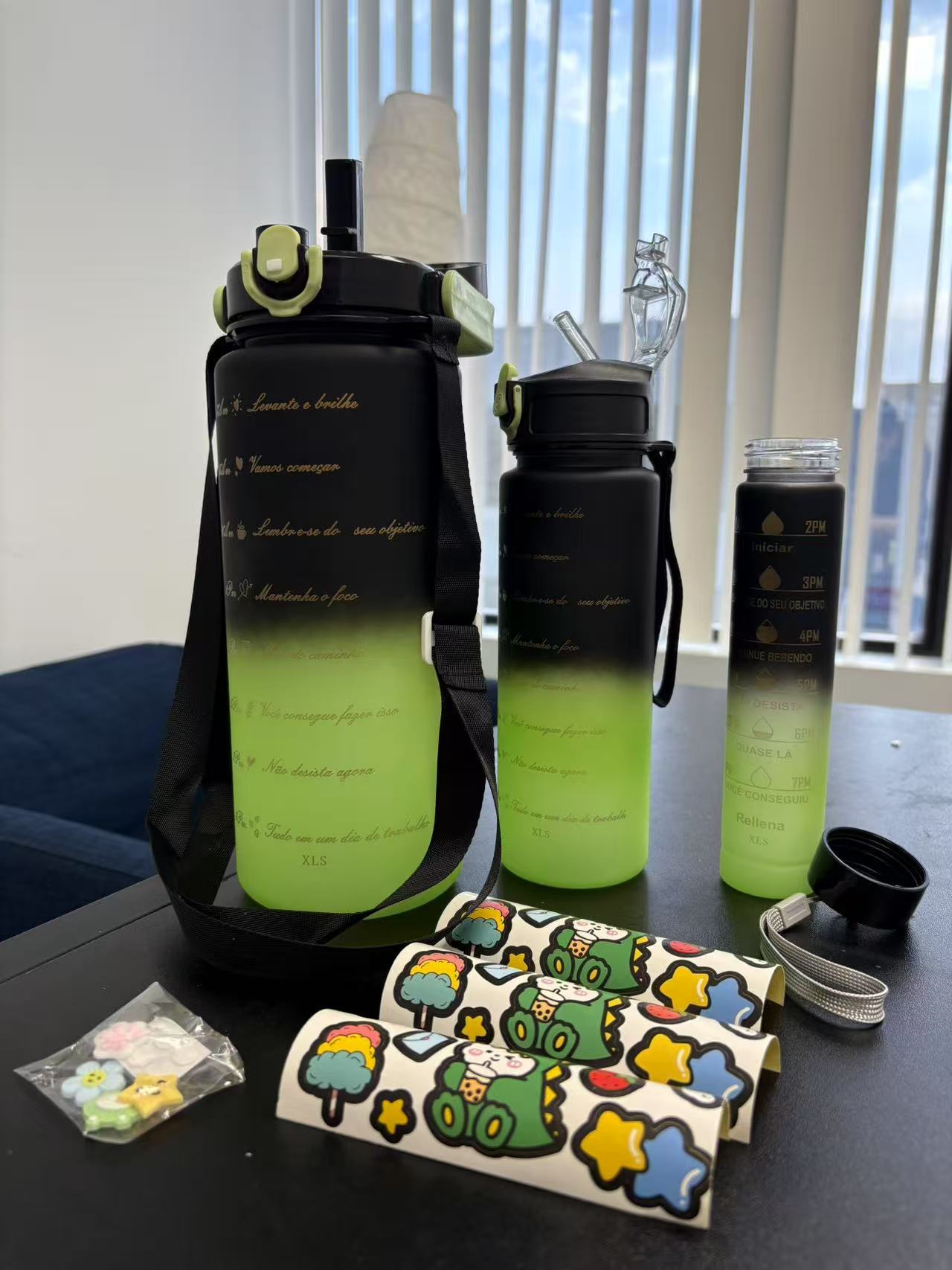 3pièces Ensemble de bouteilles d'eau motivantes avec autocollants et breloques gratuits, gourde d'eau étanche sans BPA avec marqueur de temps (2000ml + 900ml + 280ml)