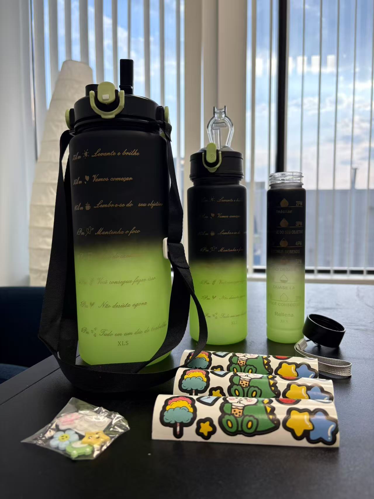 3pièces Ensemble de bouteilles d'eau motivantes avec autocollants et breloques gratuits, gourde d'eau étanche sans BPA avec marqueur de temps (2000ml + 900ml + 280ml)