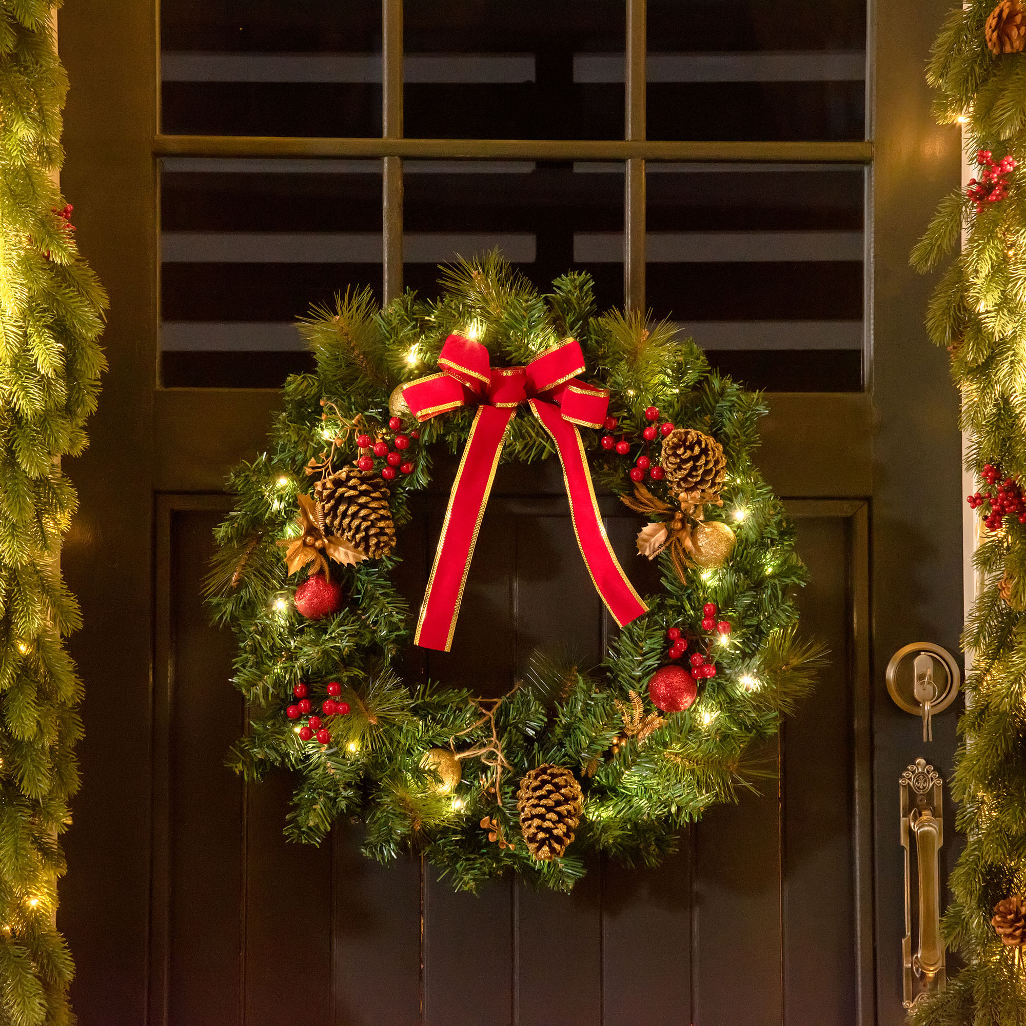 TEMU Couronne de Noël 24" Pré-éclairée Artificielle Vertes Couronne de Sapin de Noël Cones Rouges 20 Lumières LED Batterie
