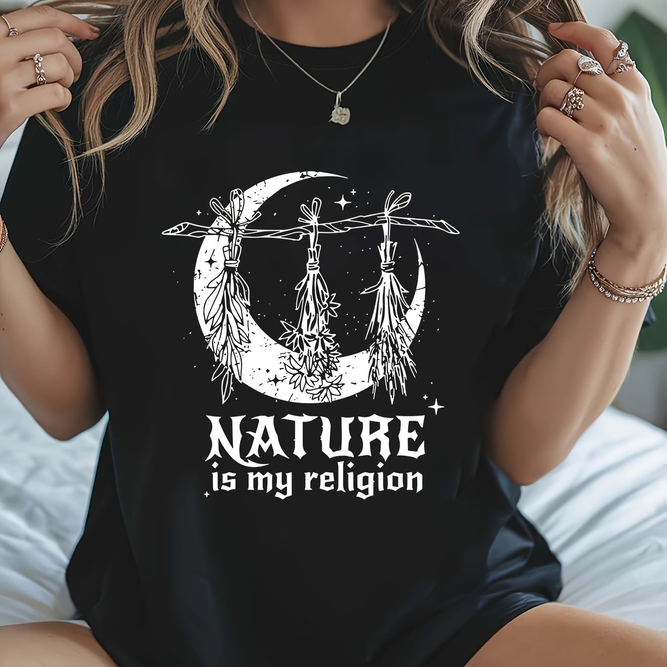 TEMU T-shirt à manches courtes style bohème pour femmes avec un imprimé de bouquets et de phases lunaires, conçu à la silhouette féminine. Cet haut