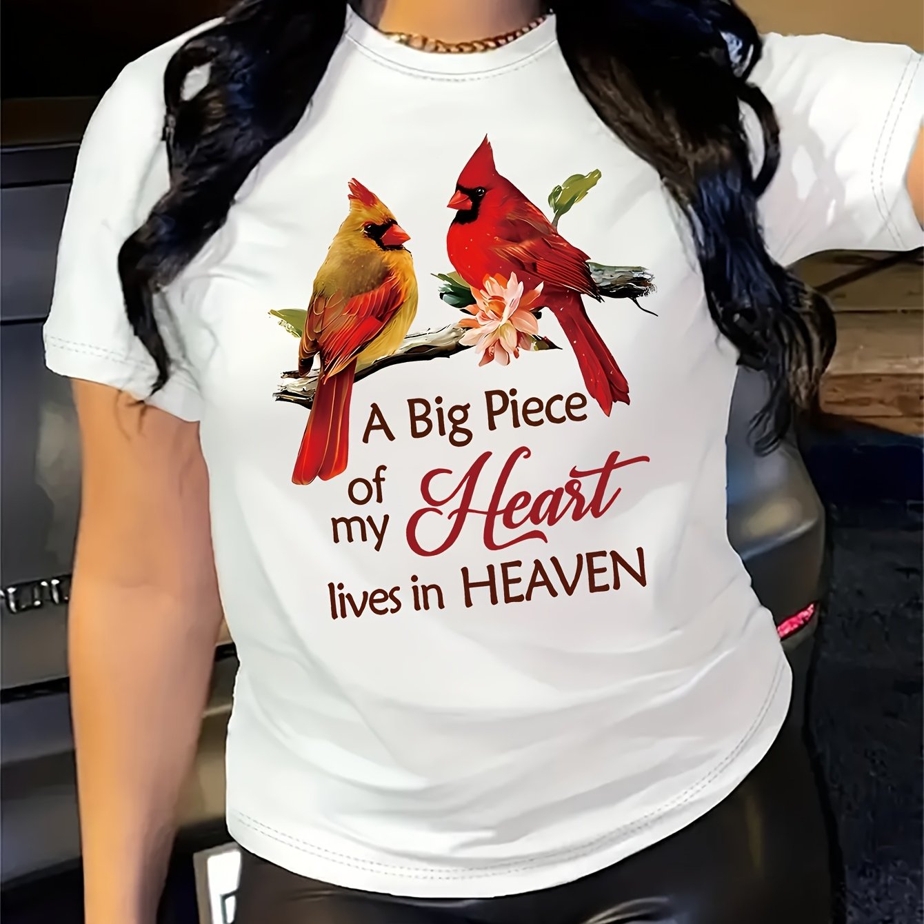 TEMU T-shirt unisexe avec imprimé cœur et cardinal (Design d'oiseau coloré avec accents floraux) – T-shirt blanc à manches courtes et col rond, un