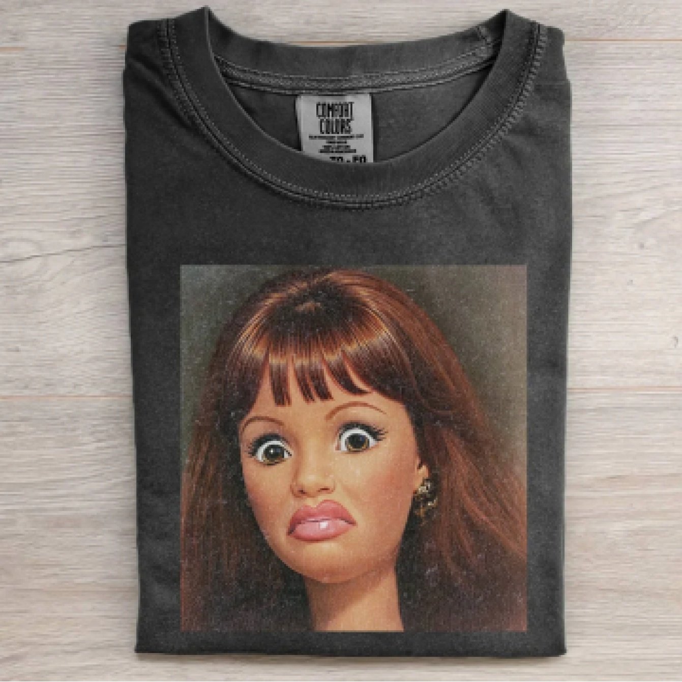 TEMU T-shirt cadeau avec un graphique amusant de visage de poupée déformé pour les amateurs de poupées, vêtement décontracté de tous