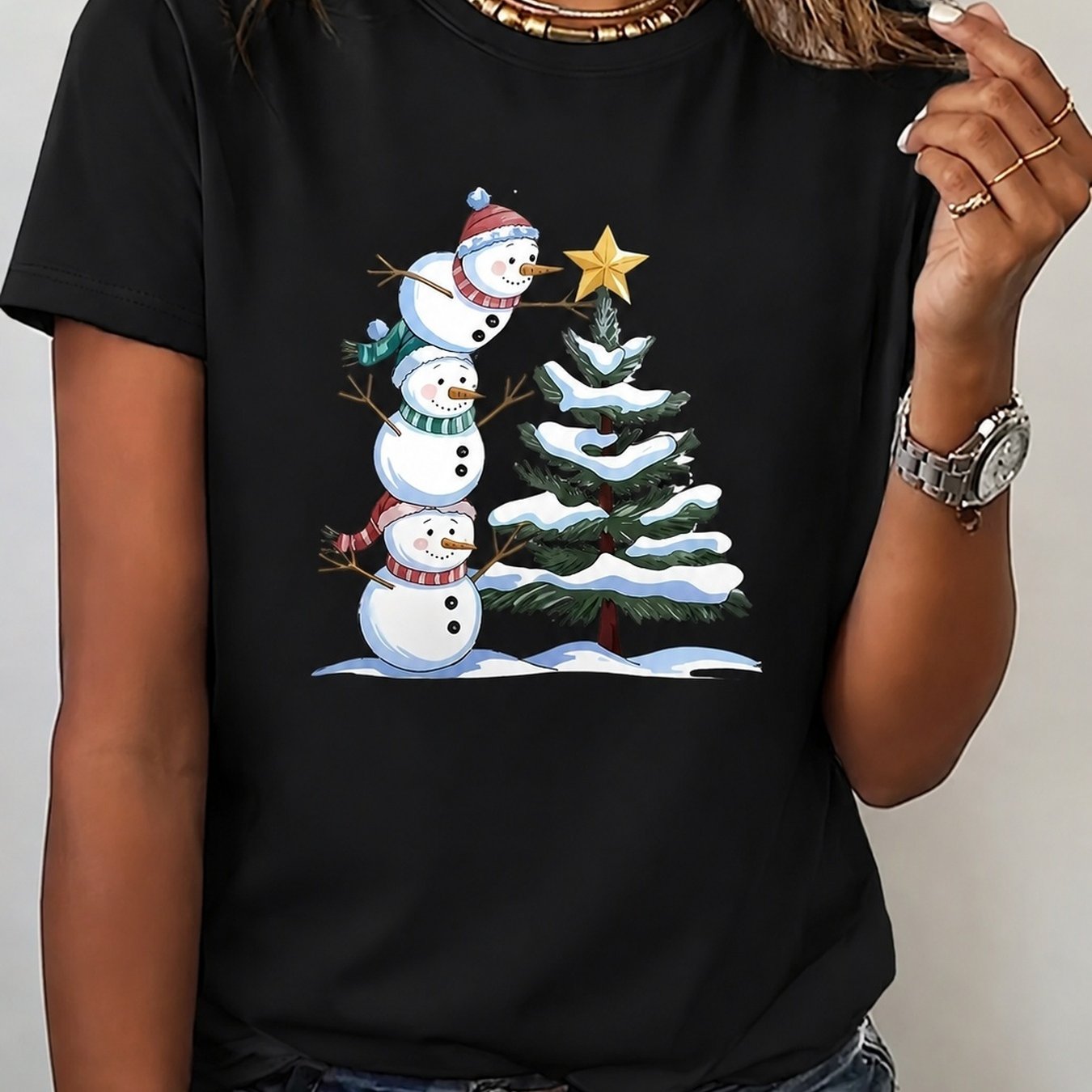 TEMU T-shirt graphique avec trois hommes de neige décorant un sapin de Noël, cadeau pour les amateurs de fêtes, haut décontracté de tous