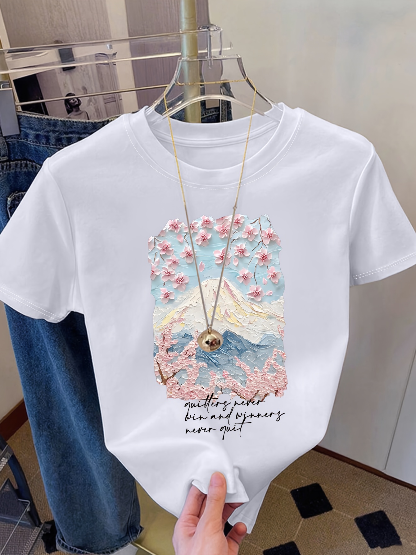 여성용 흰색 티셔츠 - 일본 후지산 꽃 풍경과 분홍색 꽃, 아이스 실키 원단으로 일상 및 정장 의상에 적합 - 사계절 캐주얼, 여성용 티셔츠, 다용도 탑, 예술적 프린트, 편안한 핏, 탑, 패션 애호가, 여름 패션, 트렌디한 탑, 부드러운 질감, 프린트 셔츠, 패션 포워드 여성, 유니섹스, 커플 스타일