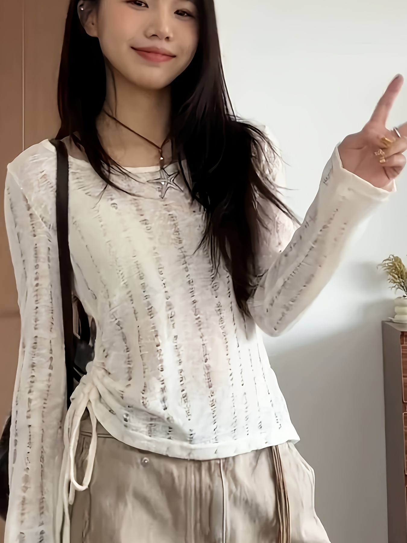 품목 사진 여성 시스루 펀칭 긴팔 티셔츠 셔링 스트링 자외선차단 얇은 여름 레이어드 빈티지 슬림핏 꾸안꾸 바캉스룩 비치웨어 힙한 상의