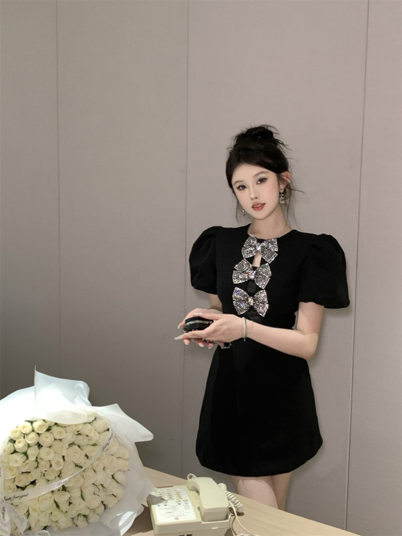 품목 사진 여성 큐빅 리본 블랙 원피스 퍼프소매 미니 드레스 반팔 슬림핏 날씬해보이는 컷아웃 하객룩 파티룩 연말룩 데이트룩 섹시한 러블리 체형커버 팔뚝커버 생일파티룩