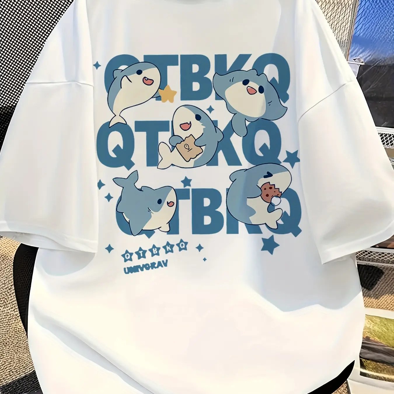 TEMU 여성 캐주얼 반팔 티셔츠, 유쾌한 만화 상어 & 별 프린트, 여유로운 핏 여름 티, 통기성 있는 흰색 상의, 캐주얼 의상, 통근 친화적인 의상, 라운드 넥라인 셔츠, 풀오버 셔츠