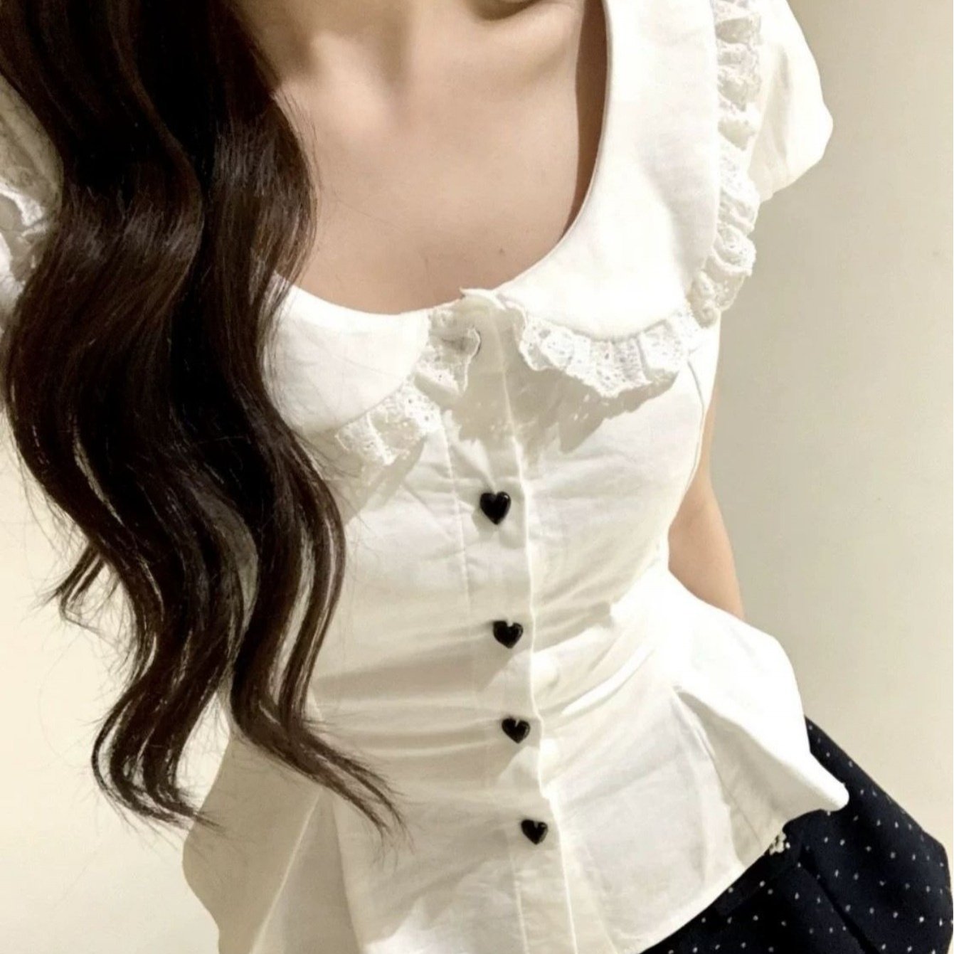 TEMU 여성 반팔 블라우스 레이스카라 셔츠 하트단추 퍼프소매 페플럼 슬림핏 체형커버 날씬해보이는 데이트룩 하객룩 러블리 페미닌 부드러운 화이트