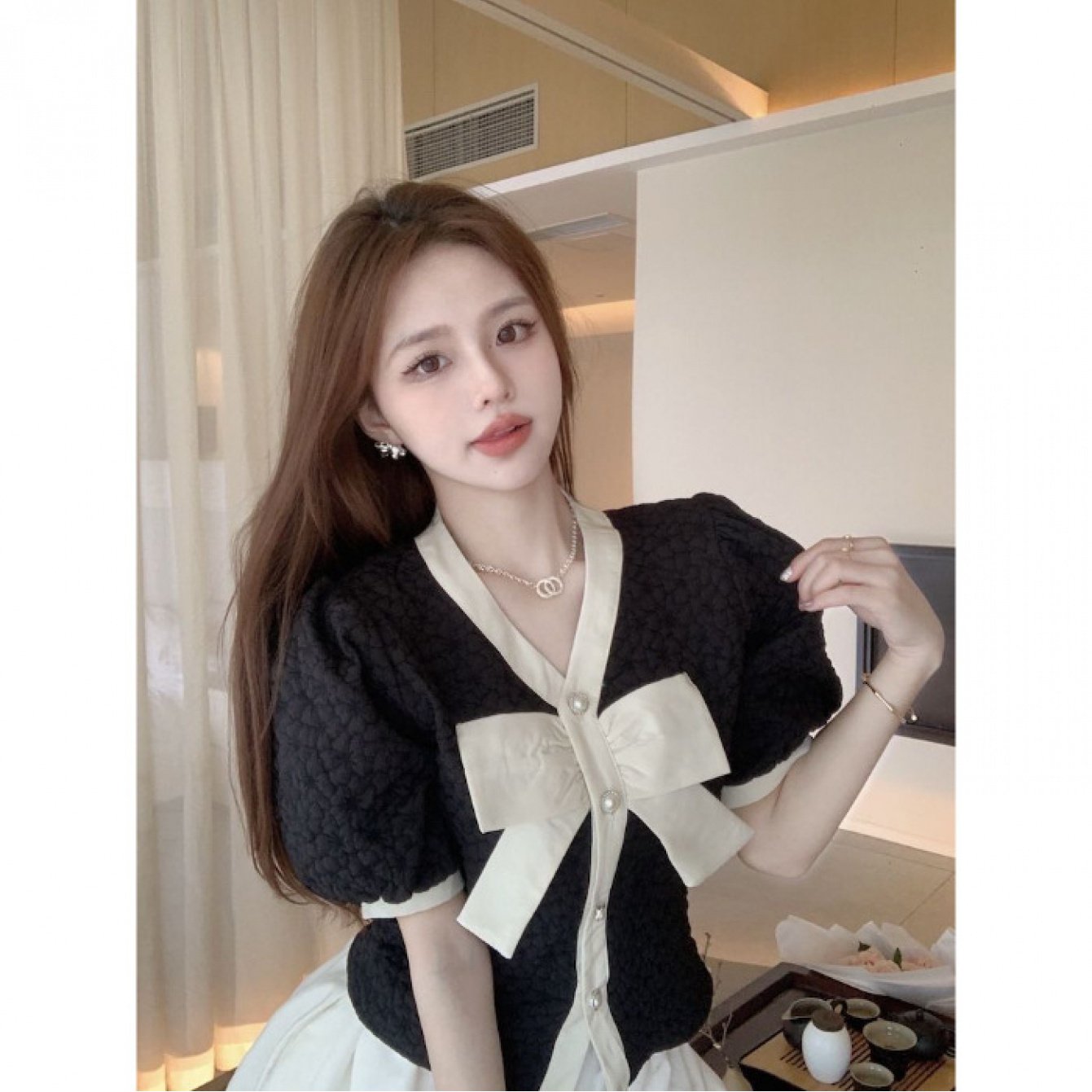 TEMU 여성 배색 리본 블라우스 반팔 퍼프소매 엠보 브이넥 셔츠 가디건 러블리 페미닌 데이트룩 하객룩 포인트 상의 팔뚝커버 슬림핏 블랙
