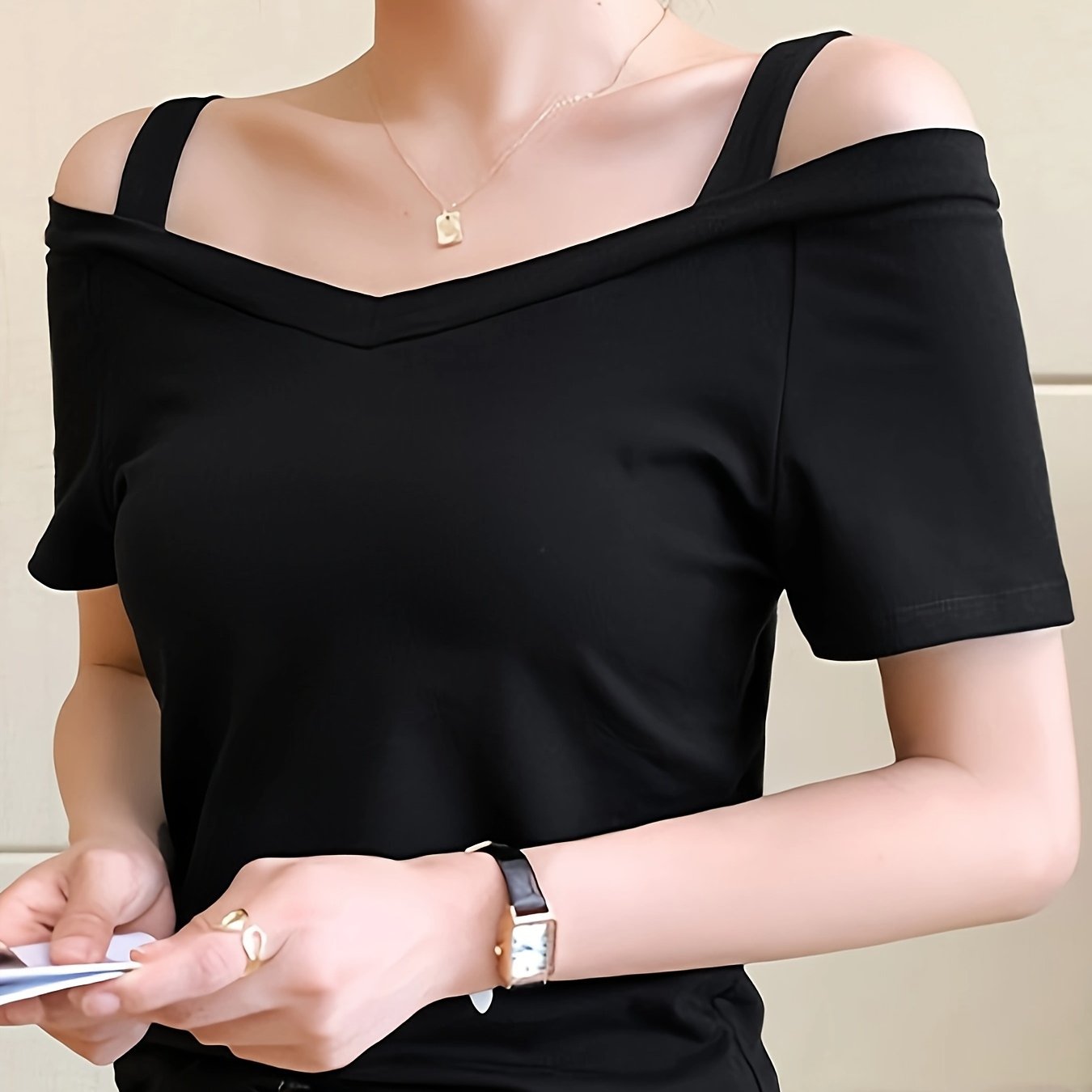 TEMU 여성 오프숄더 티셔츠 브이넥 어깨트임 스트랩 반팔티 슬림핏 쇄골라인강조 날씬해보이는 페미닌 데이트룩 꾸안꾸 바캉스룩 섹시한 기본티