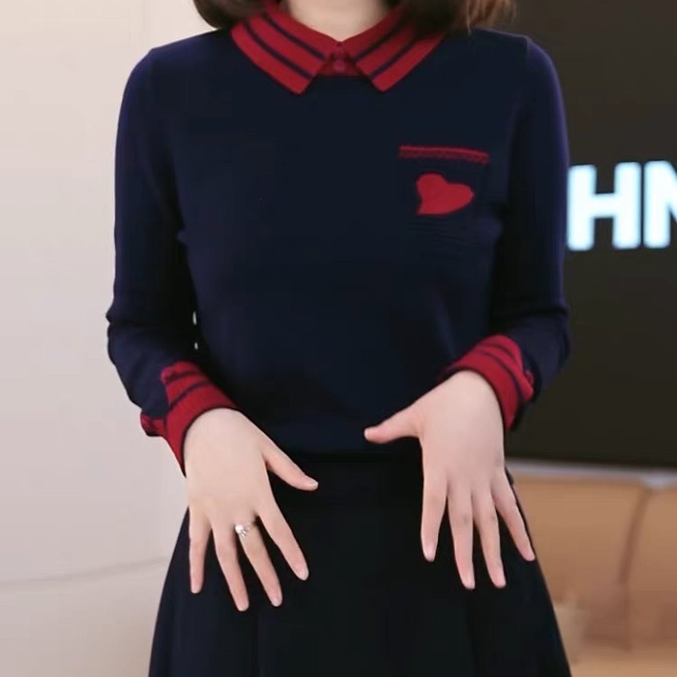 TEMU 네이비 블루 러브 자수 대비 컬러 긴팔 패션 가을 겨울 신상 스웨터 루즈핏 슬림핏 연령감소 탑