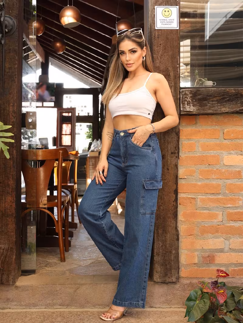 Modelo feminino usando a calça cargo jeans com bolsos