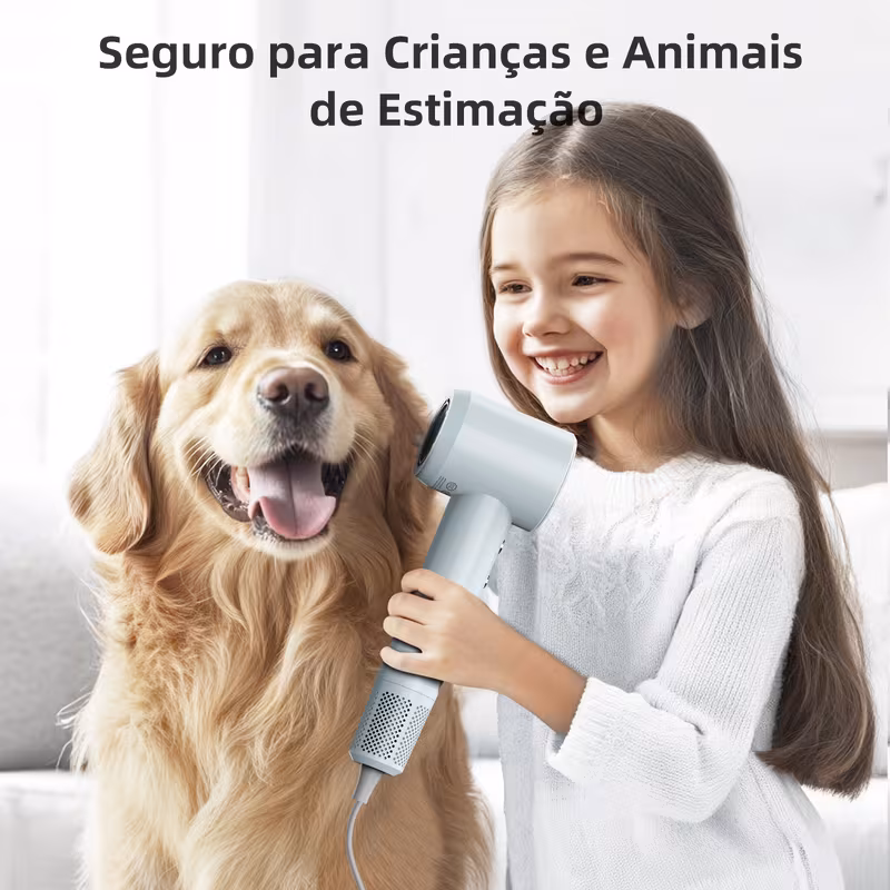 Criança segurando o secador GOKOCO ao lado de um cachorro, demonstrando segurança